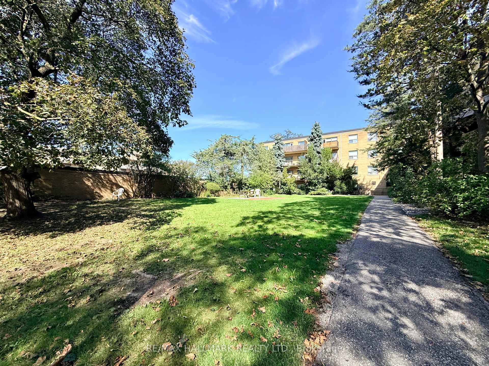 Photo 13 of Unit 403, 30 Upper Canada Drive, North York, St. Andrew-Windfields — HOMEH
