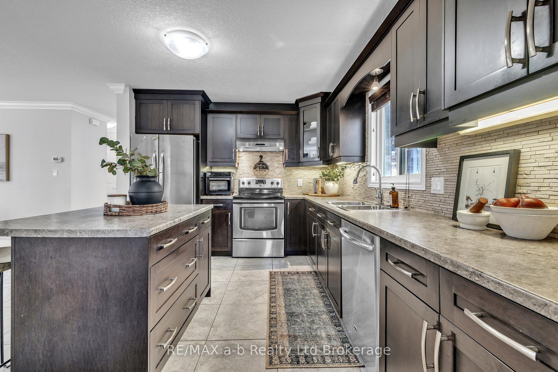 Photo 3 of 712 Blackacres Boulevard, London, North E — HOMEH