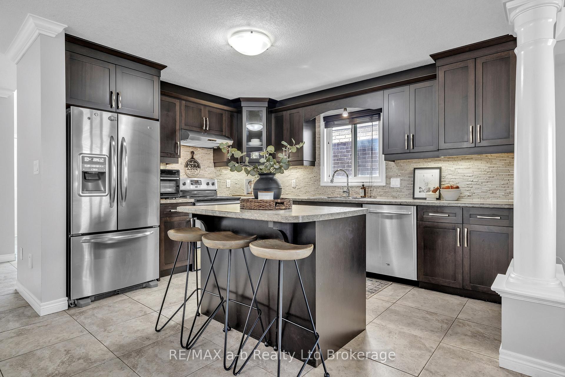 Photo 4 of 712 Blackacres Boulevard, London, North E — HOMEH
