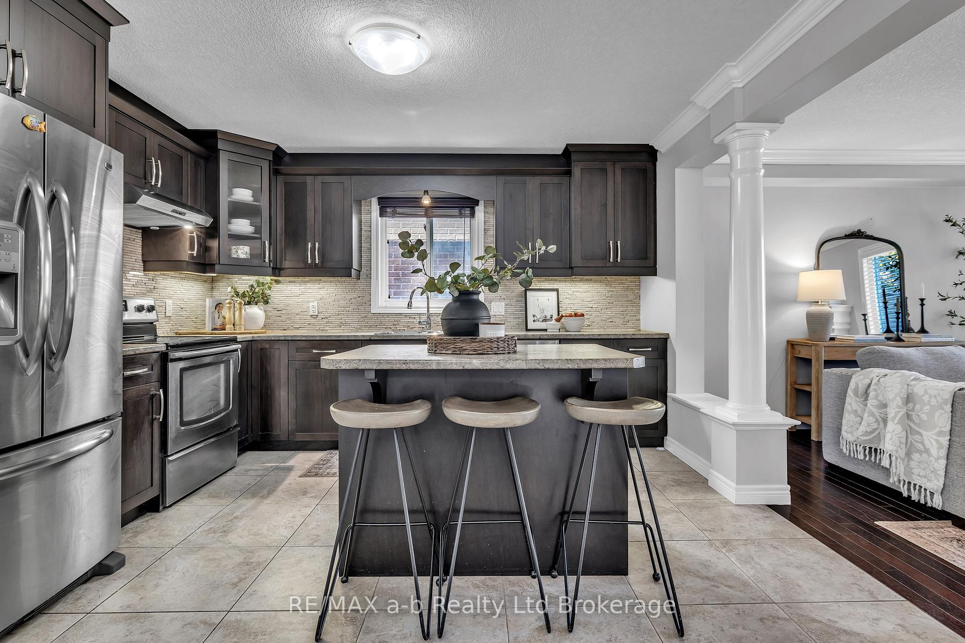 Photo 5 of 712 Blackacres Boulevard, London, North E — HOMEH