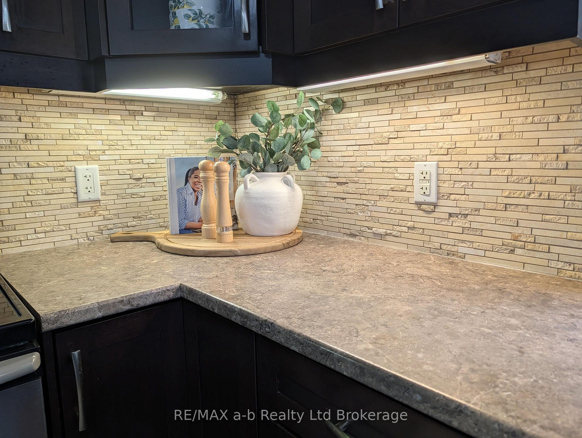 Photo 6 of 712 Blackacres Boulevard, London, North E — HOMEH