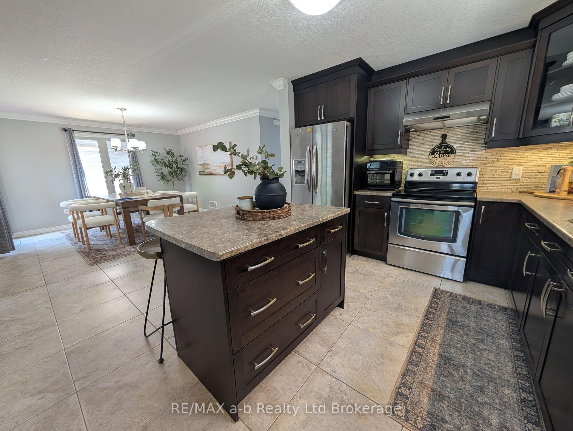 Photo 7 of 712 Blackacres Boulevard, London, North E — HOMEH