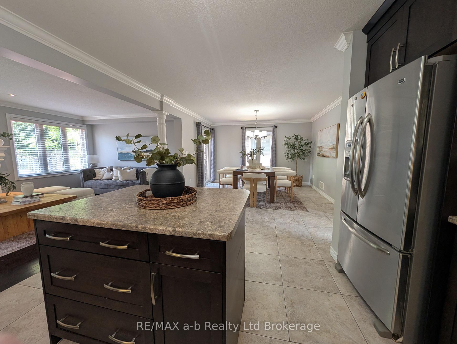 Photo 8 of 712 Blackacres Boulevard, London, North E — HOMEH