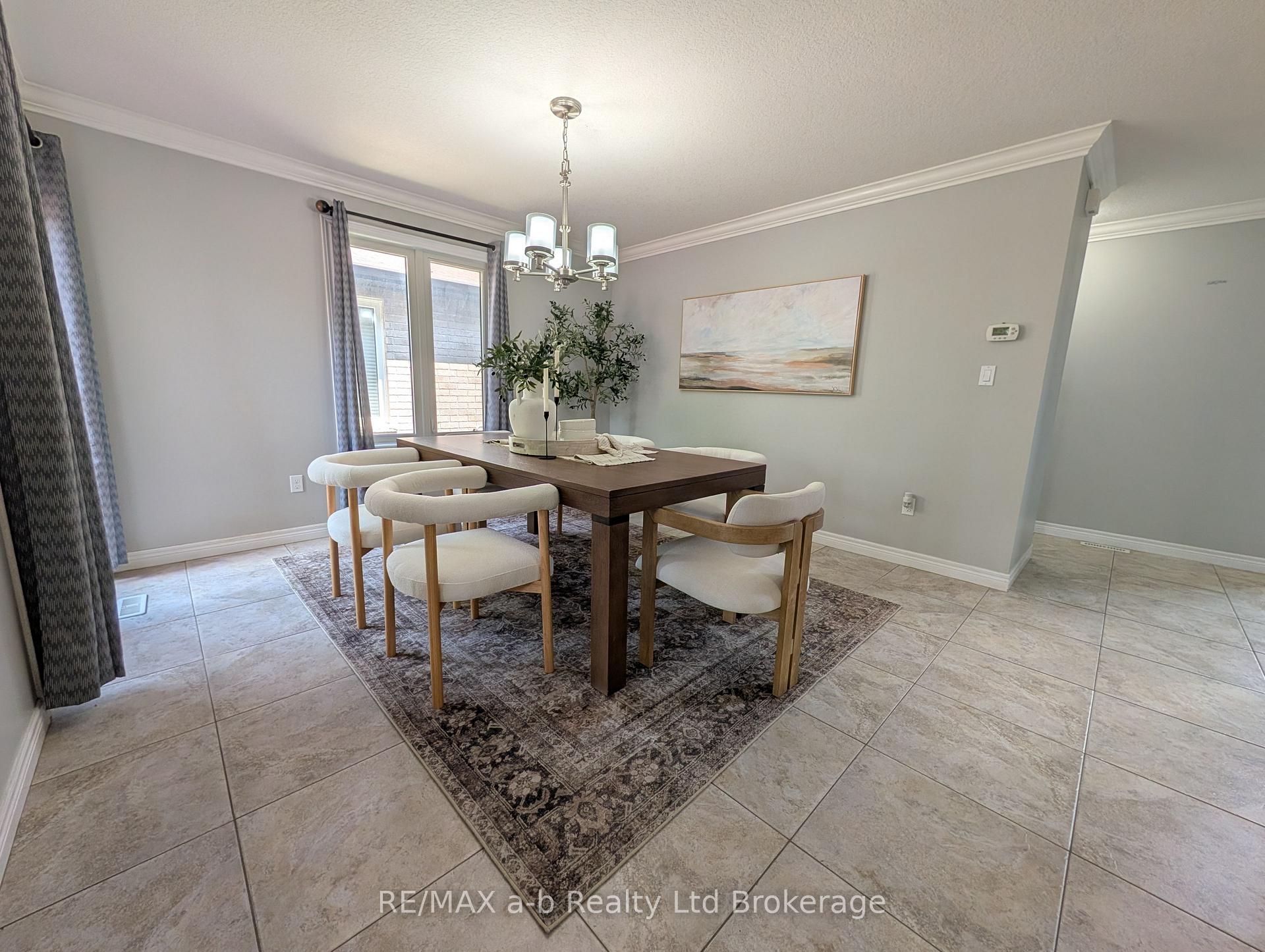 Photo 16 of 712 Blackacres Boulevard, London, North E — HOMEH