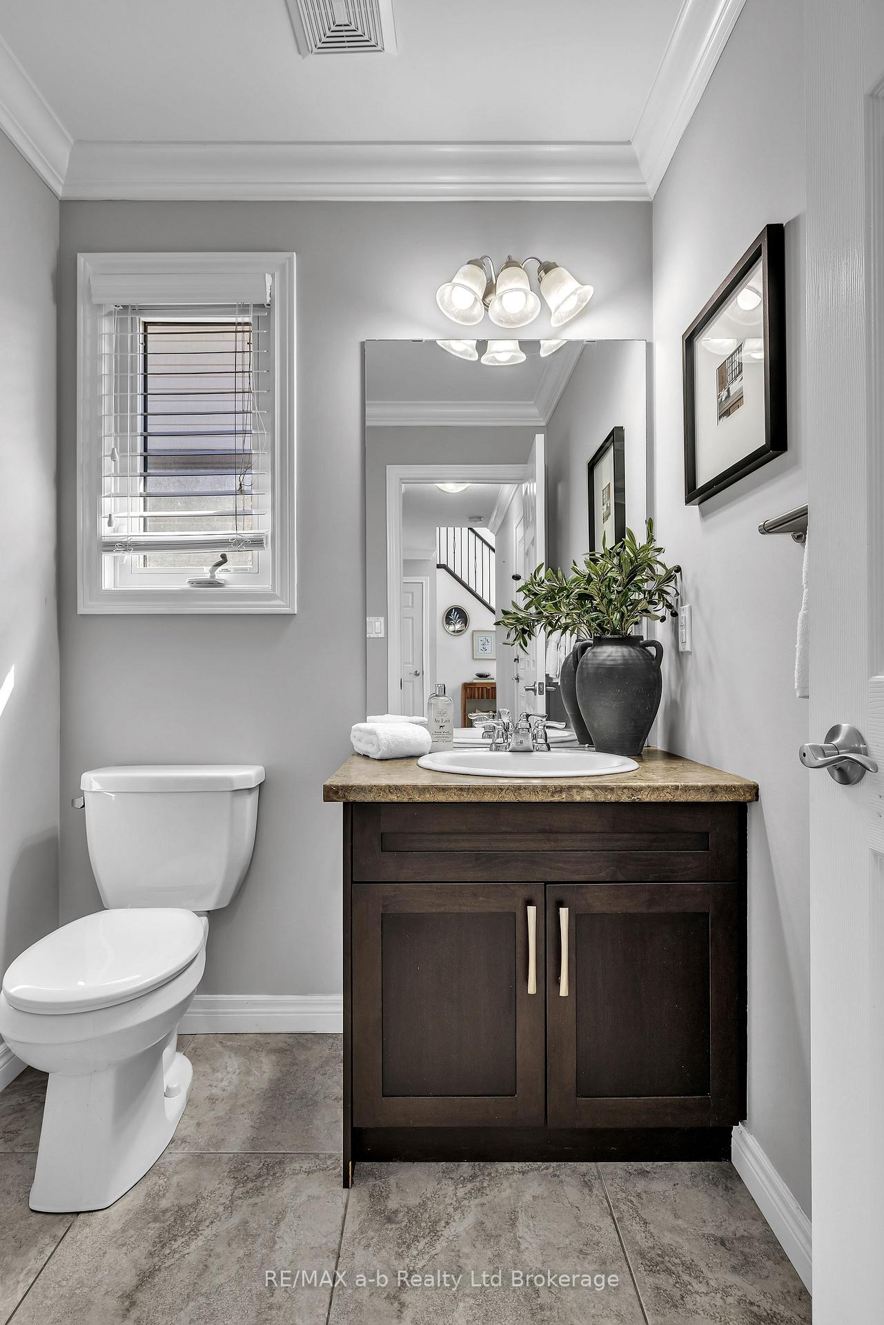 Photo 17 of 712 Blackacres Boulevard, London, North E — HOMEH