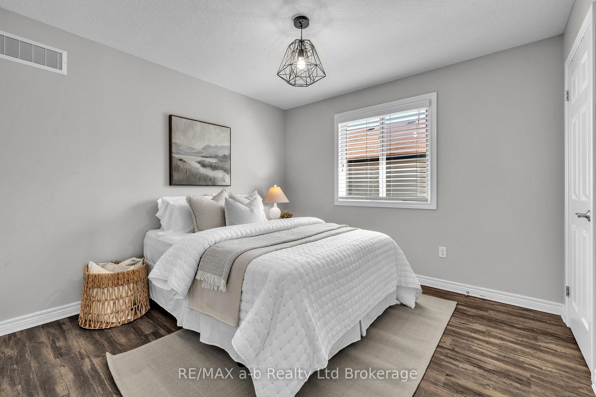 Photo 25 of 712 Blackacres Boulevard, London, North E — HOMEH
