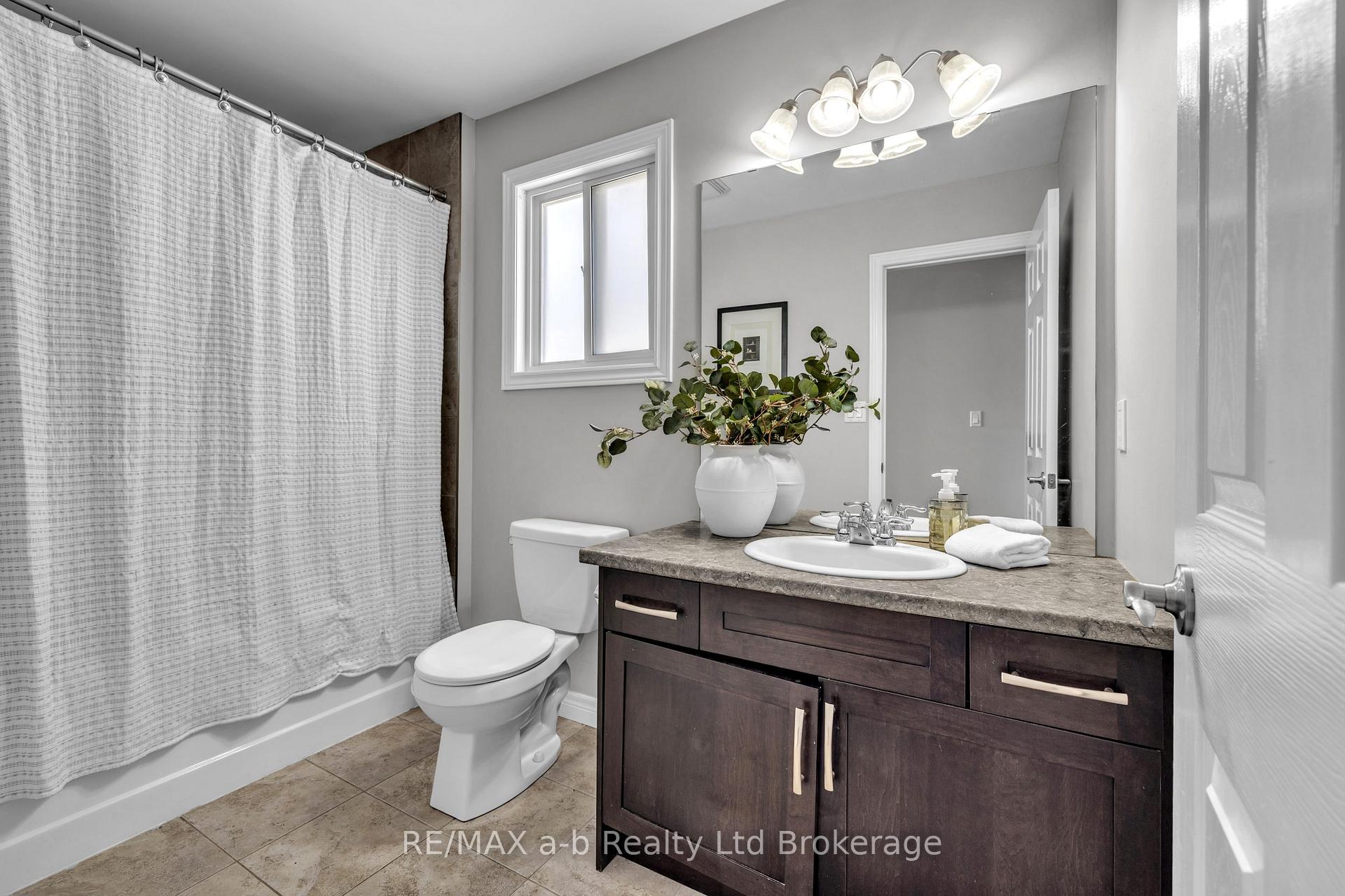 Photo 28 of 712 Blackacres Boulevard, London, North E — HOMEH