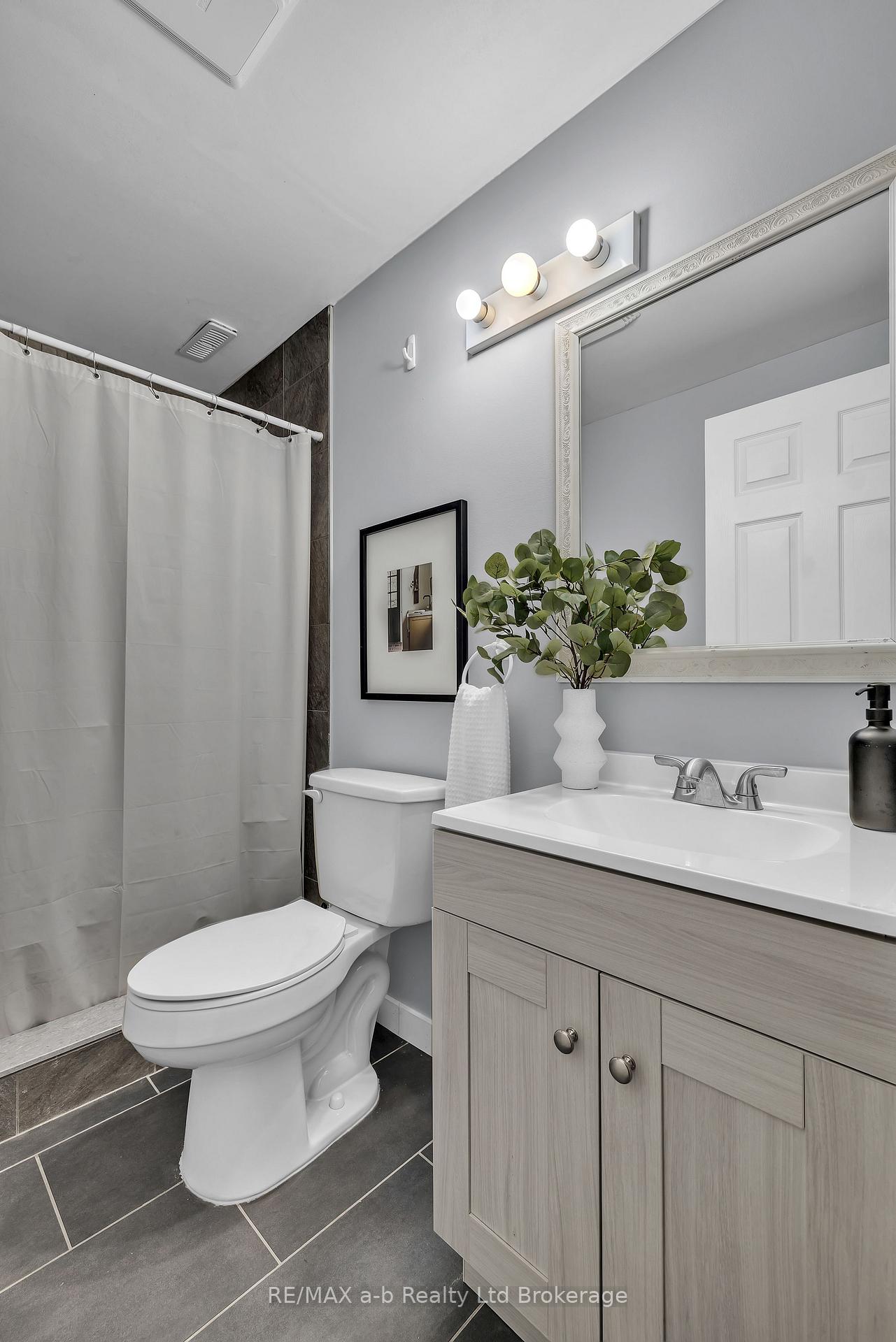 Photo 37 of 712 Blackacres Boulevard, London, North E — HOMEH