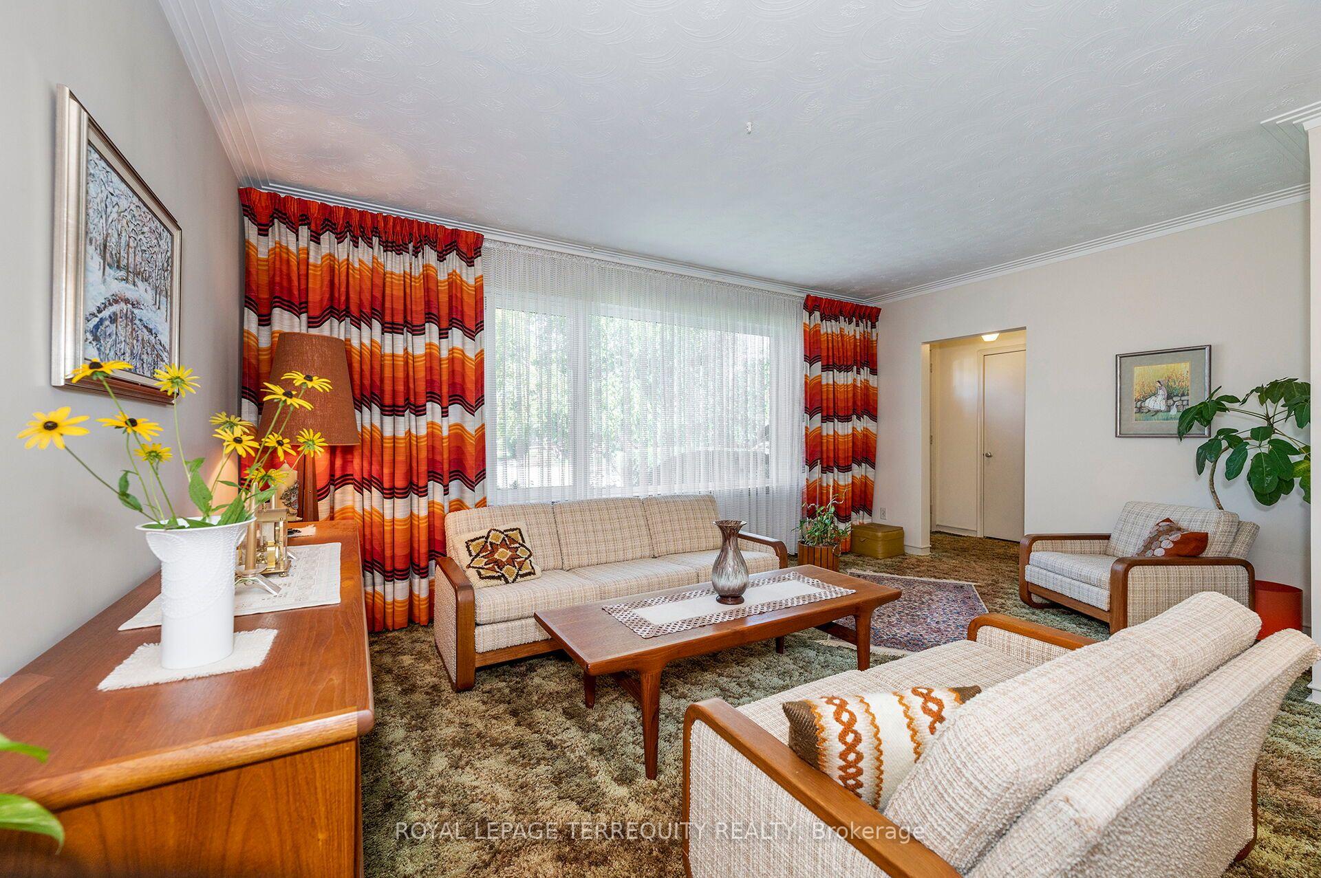 Photo 3 of 11 Picton Crescent, North York, Downsview-Roding-CFB — HOMEH