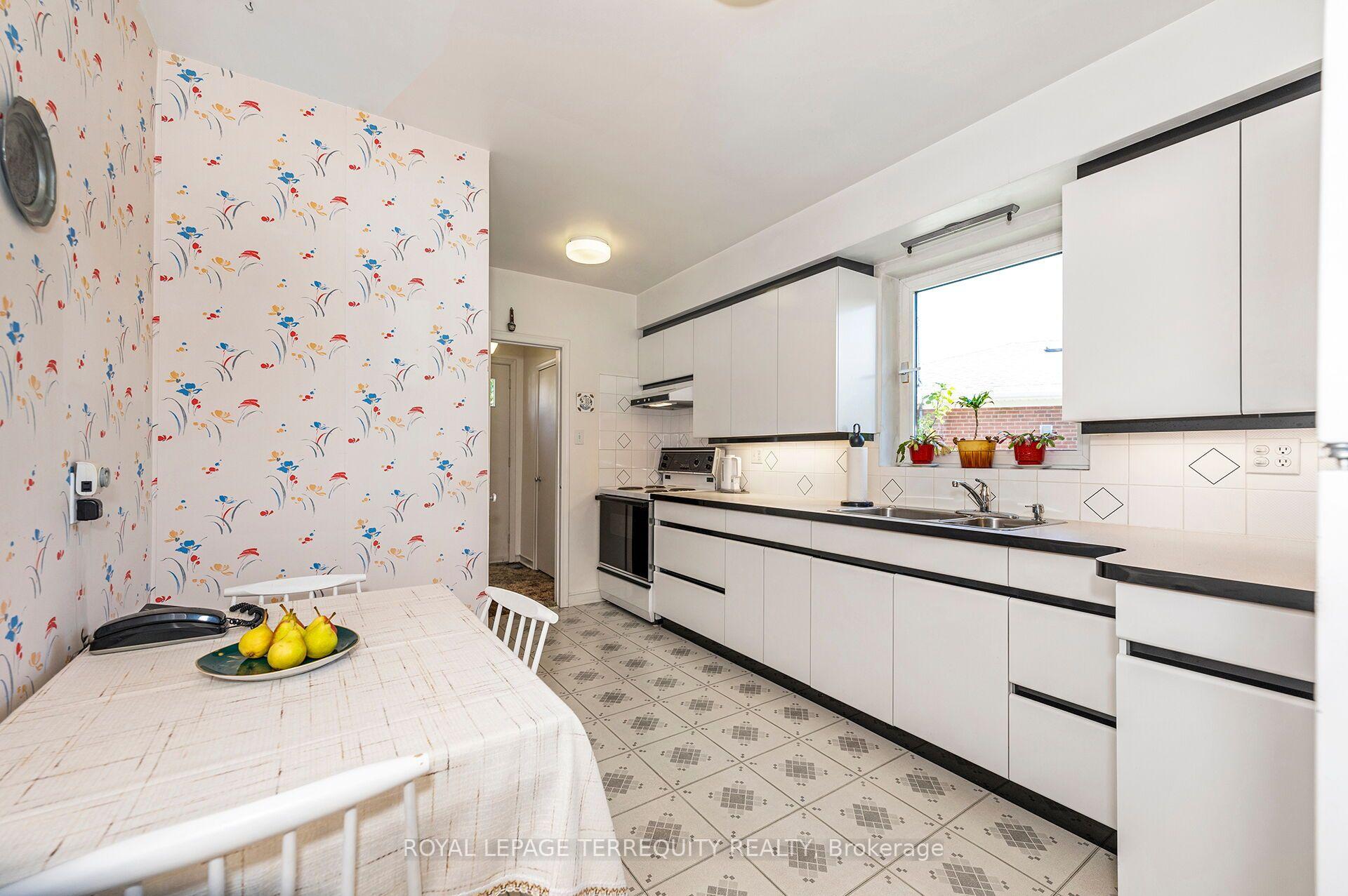 Photo 6 of 11 Picton Crescent, North York, Downsview-Roding-CFB — HOMEH
