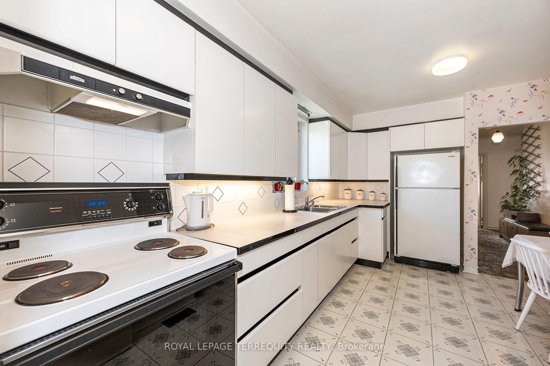 Photo 7 of 11 Picton Crescent, North York, Downsview-Roding-CFB — HOMEH