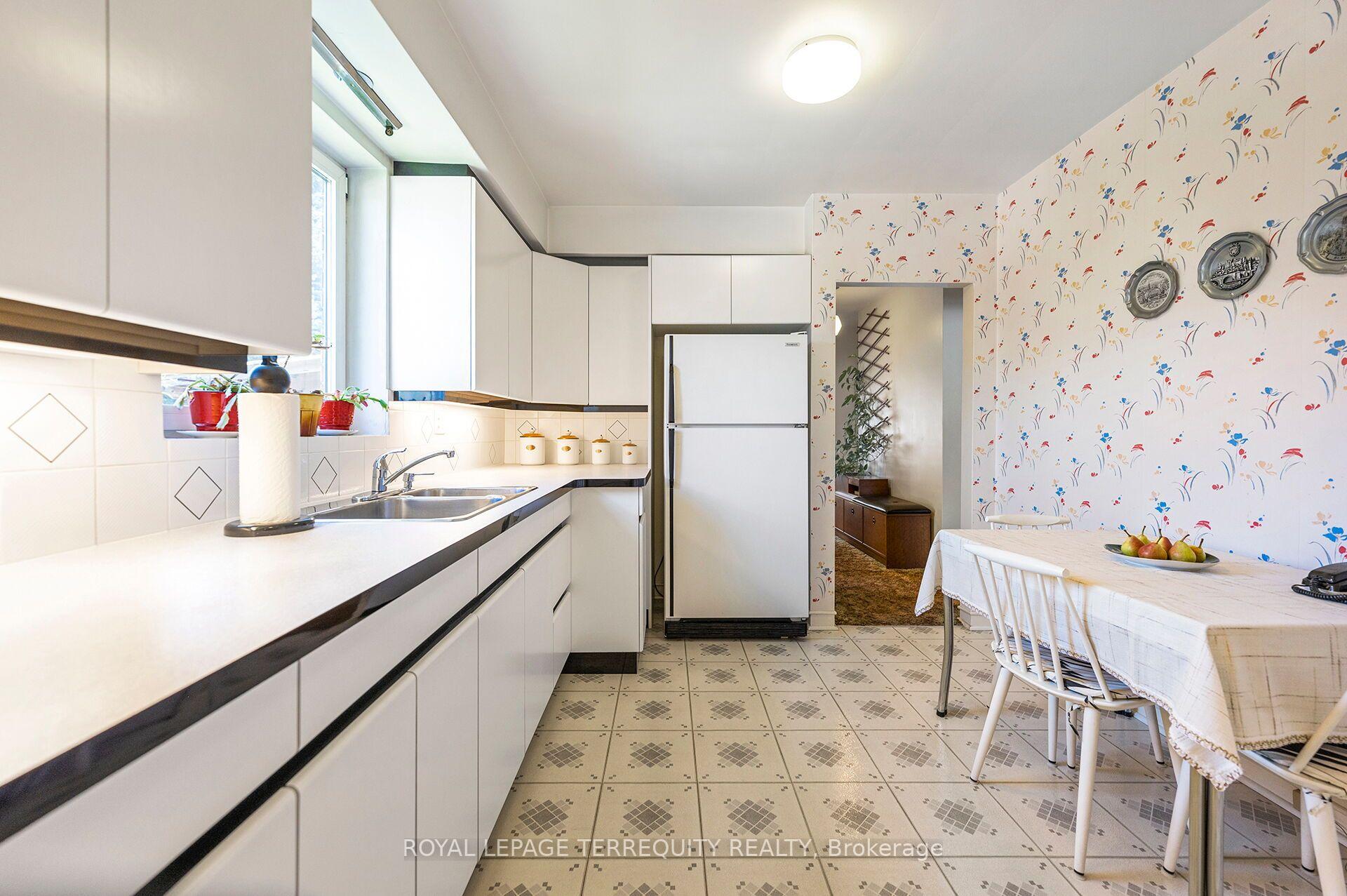 Photo 8 of 11 Picton Crescent, North York, Downsview-Roding-CFB — HOMEH