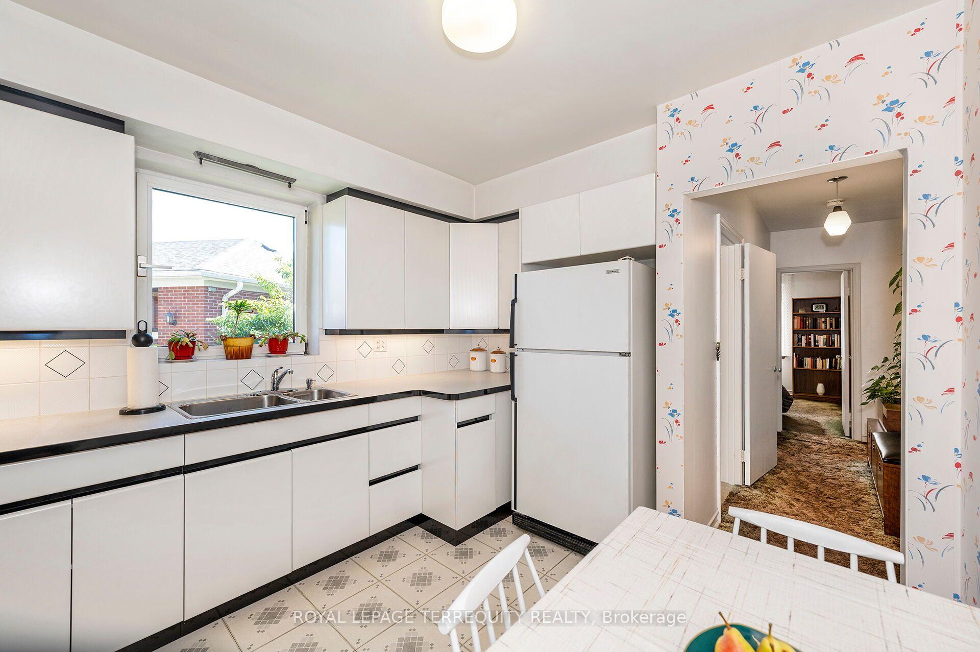Photo 9 of 11 Picton Crescent, North York, Downsview-Roding-CFB — HOMEH