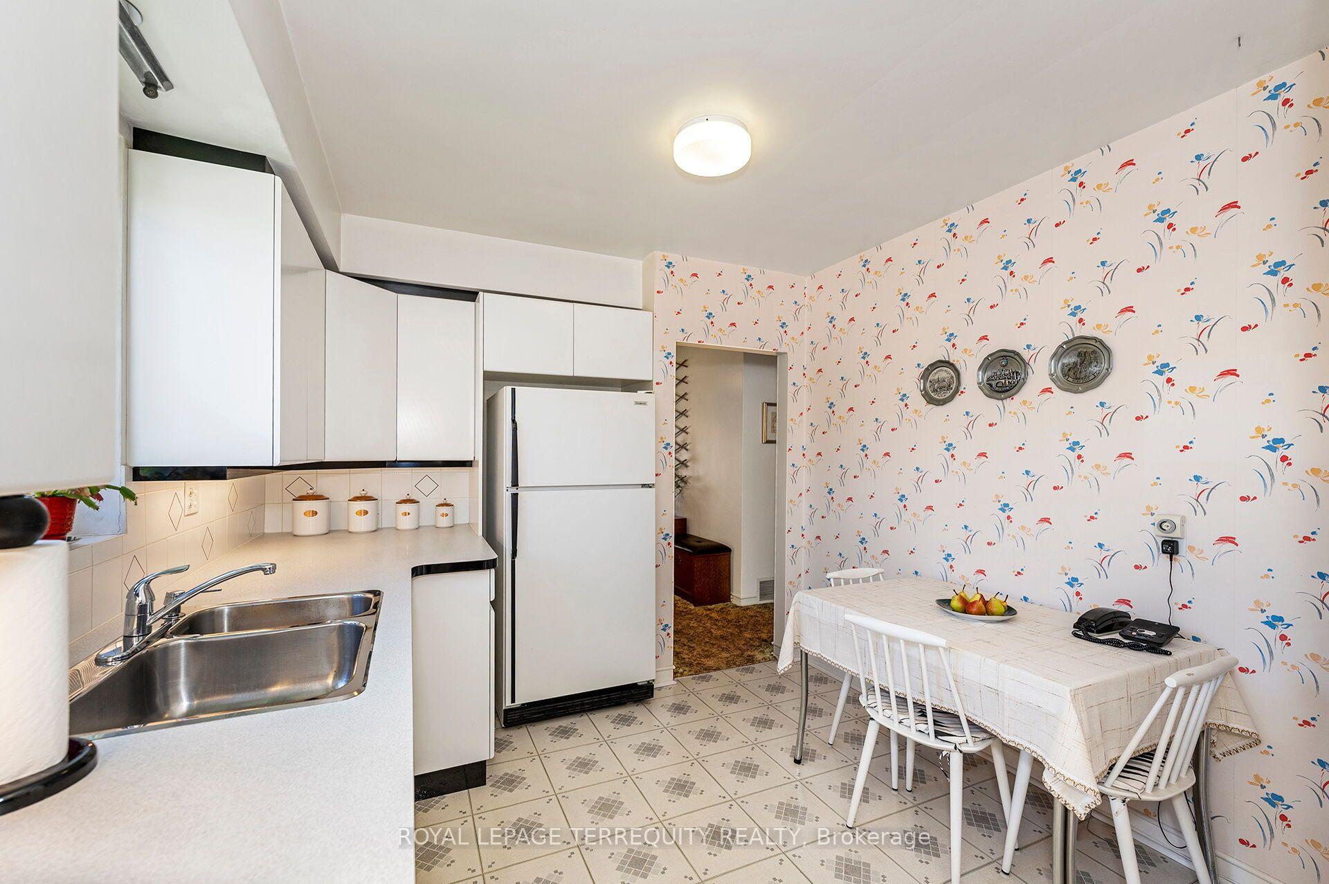 Photo 10 of 11 Picton Crescent, North York, Downsview-Roding-CFB — HOMEH