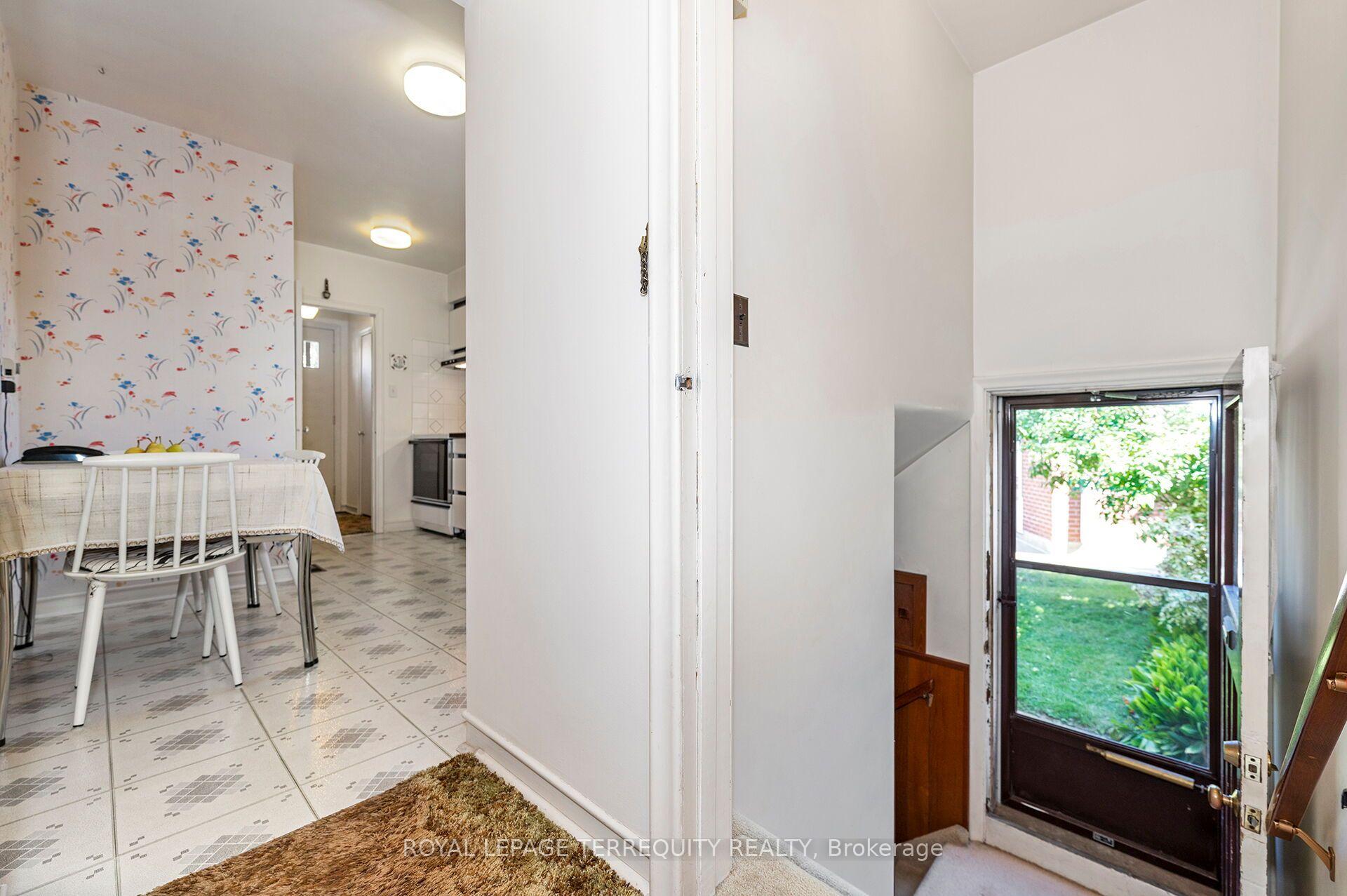 Photo 12 of 11 Picton Crescent, North York, Downsview-Roding-CFB — HOMEH