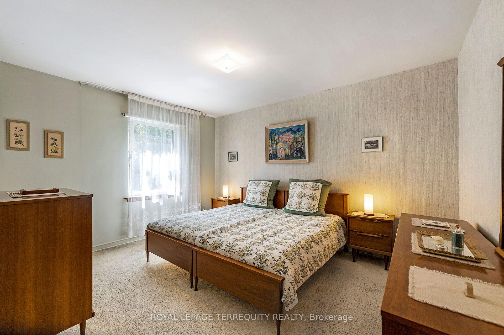 Photo 13 of 11 Picton Crescent, North York, Downsview-Roding-CFB — HOMEH