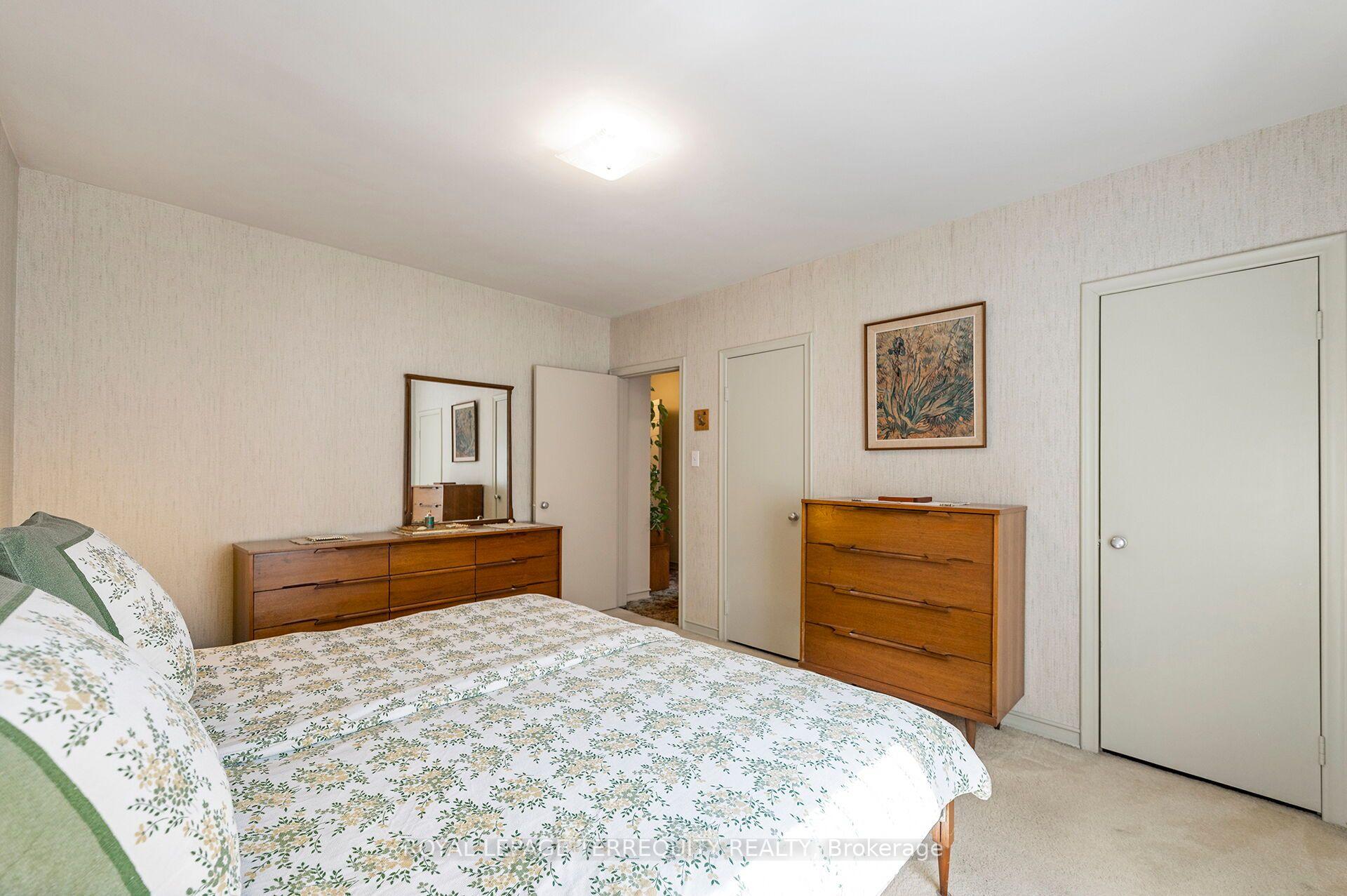 Photo 15 of 11 Picton Crescent, North York, Downsview-Roding-CFB — HOMEH