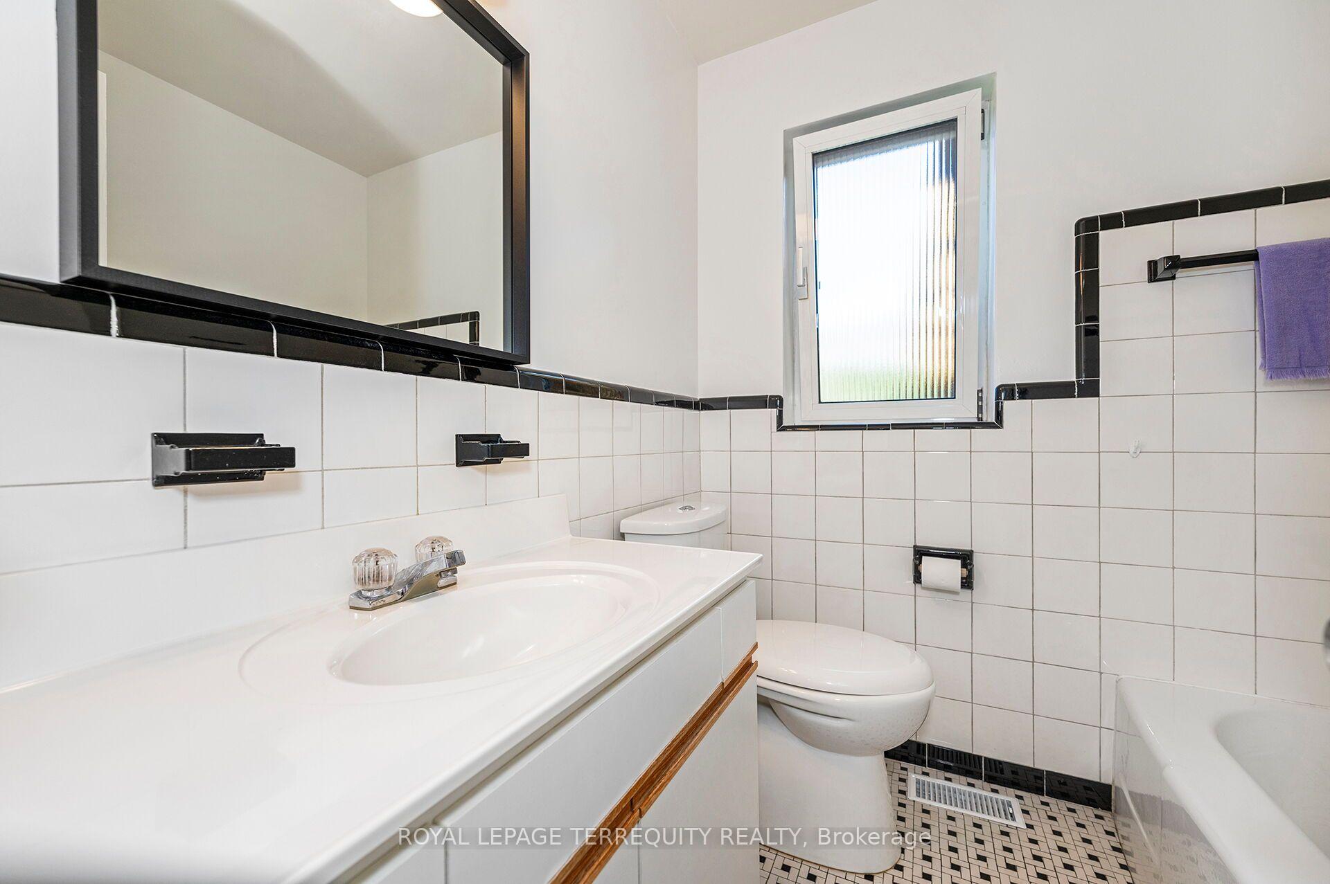 Photo 16 of 11 Picton Crescent, North York, Downsview-Roding-CFB — HOMEH