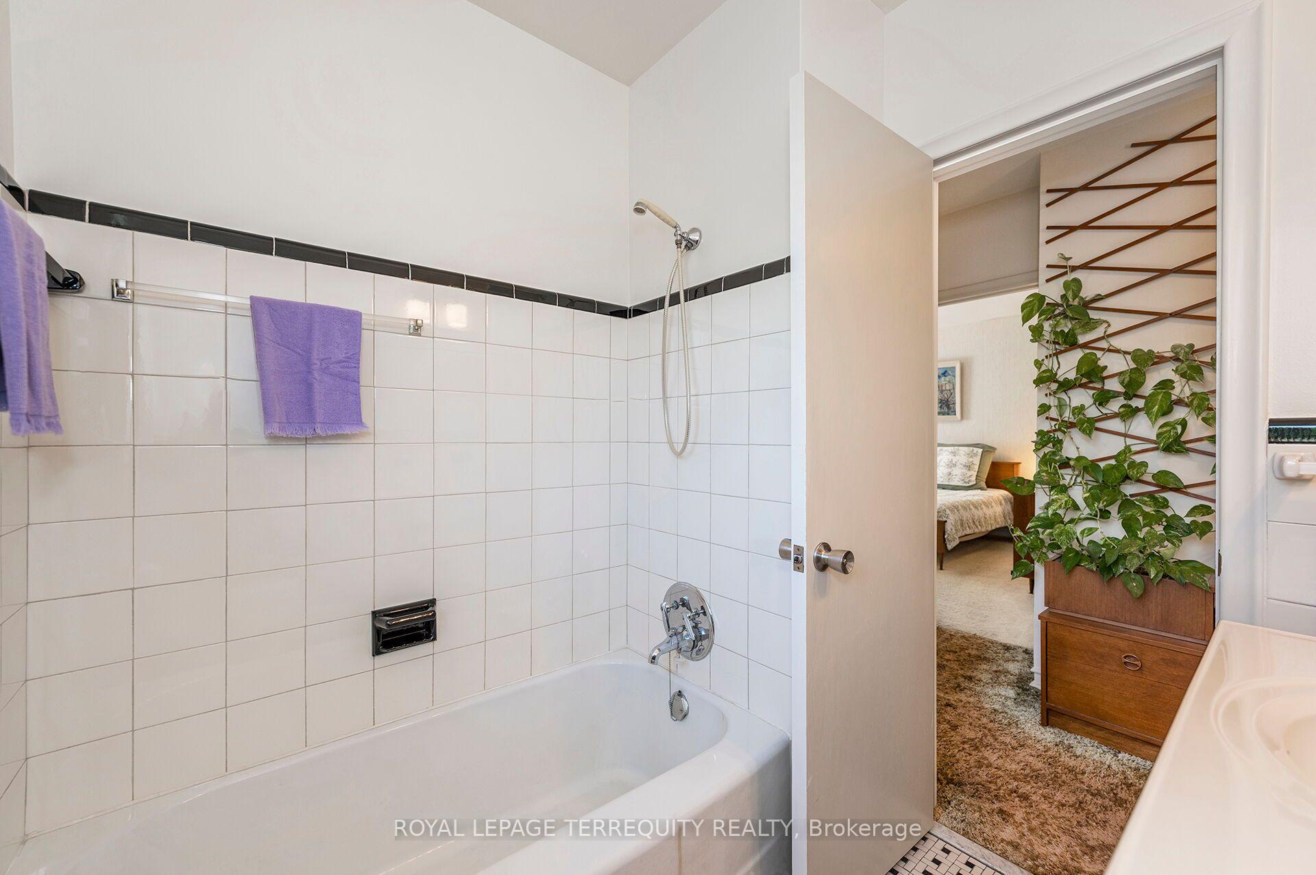 Photo 17 of 11 Picton Crescent, North York, Downsview-Roding-CFB — HOMEH