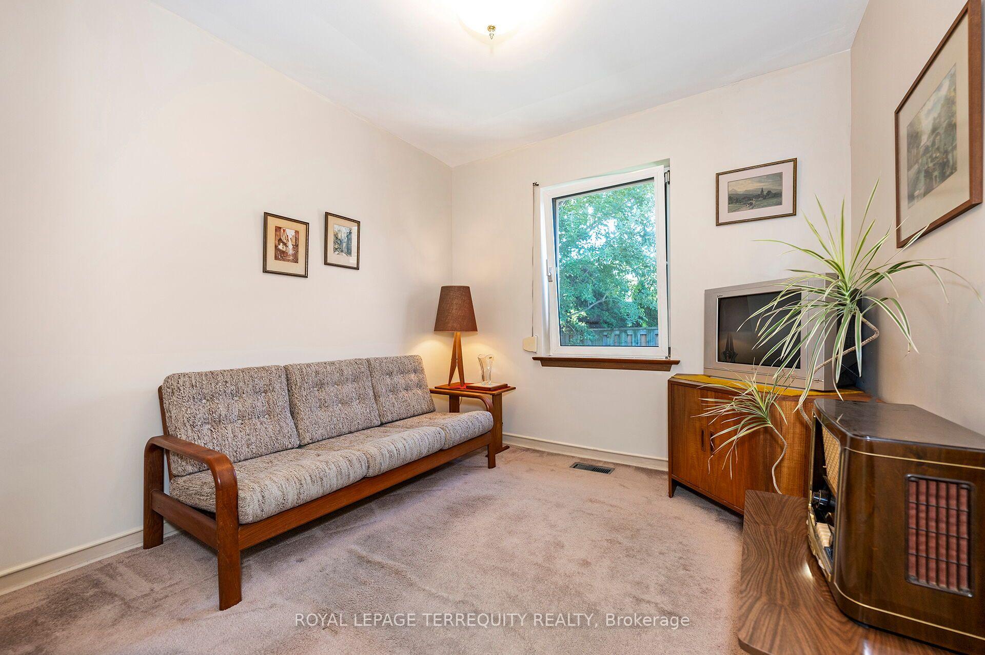 Photo 20 of 11 Picton Crescent, North York, Downsview-Roding-CFB — HOMEH
