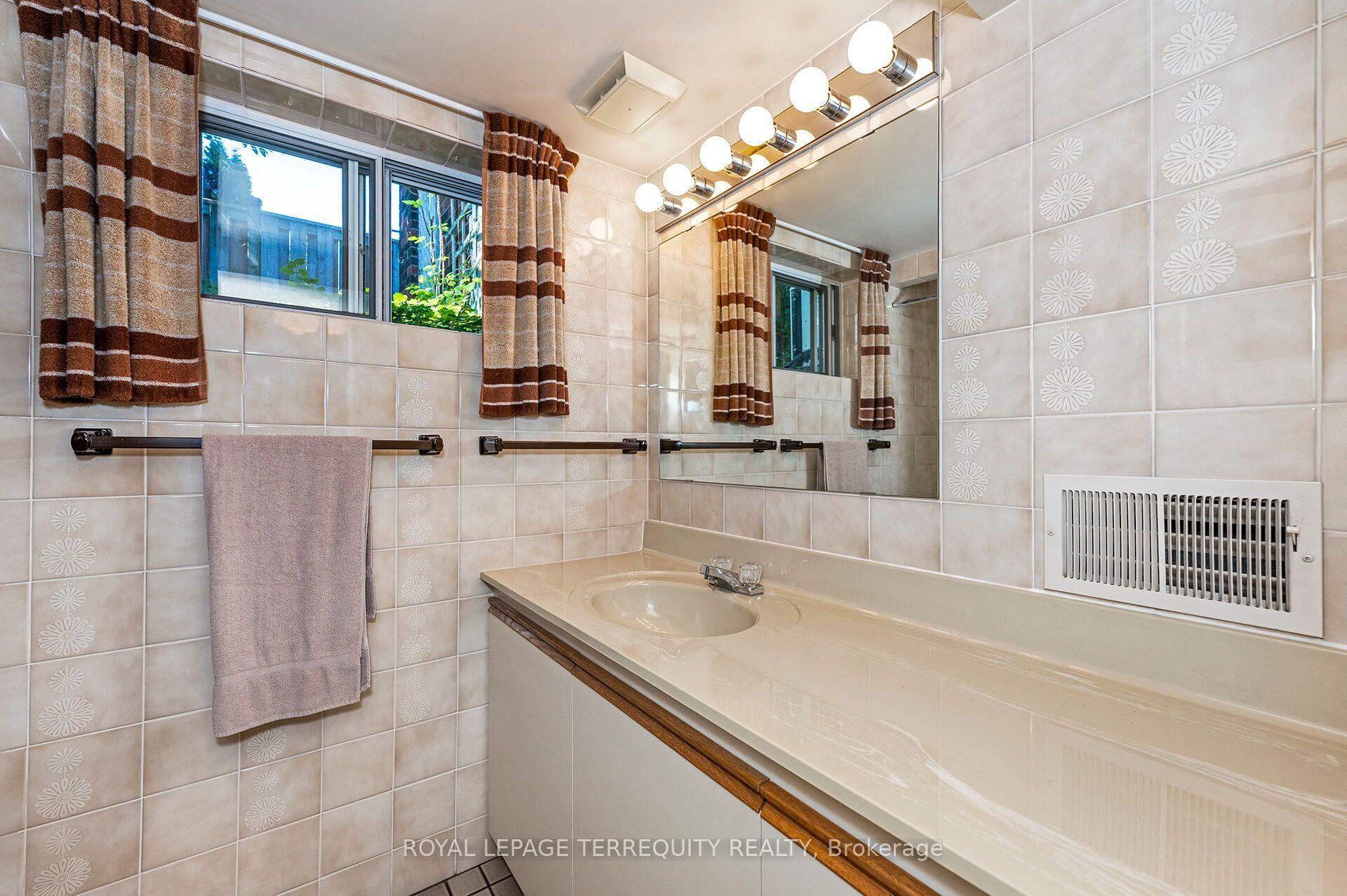 Photo 24 of 11 Picton Crescent, North York, Downsview-Roding-CFB — HOMEH