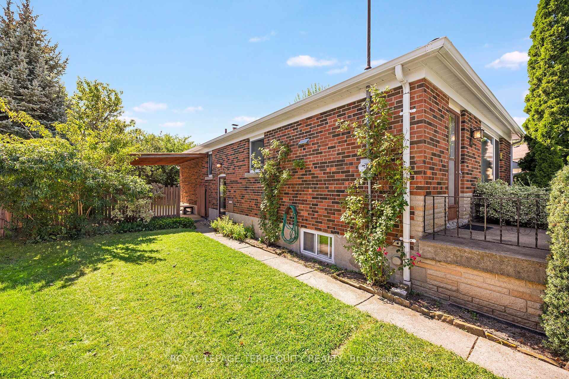 Photo 30 of 11 Picton Crescent, North York, Downsview-Roding-CFB — HOMEH