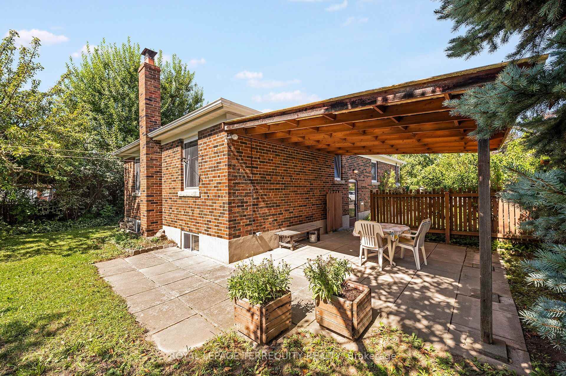 Photo 32 of 11 Picton Crescent, North York, Downsview-Roding-CFB — HOMEH