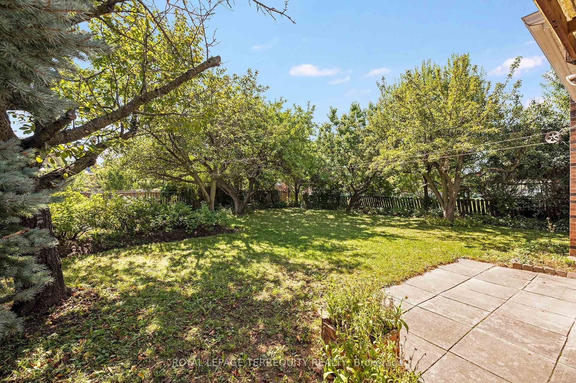 Photo 33 of 11 Picton Crescent, North York, Downsview-Roding-CFB — HOMEH