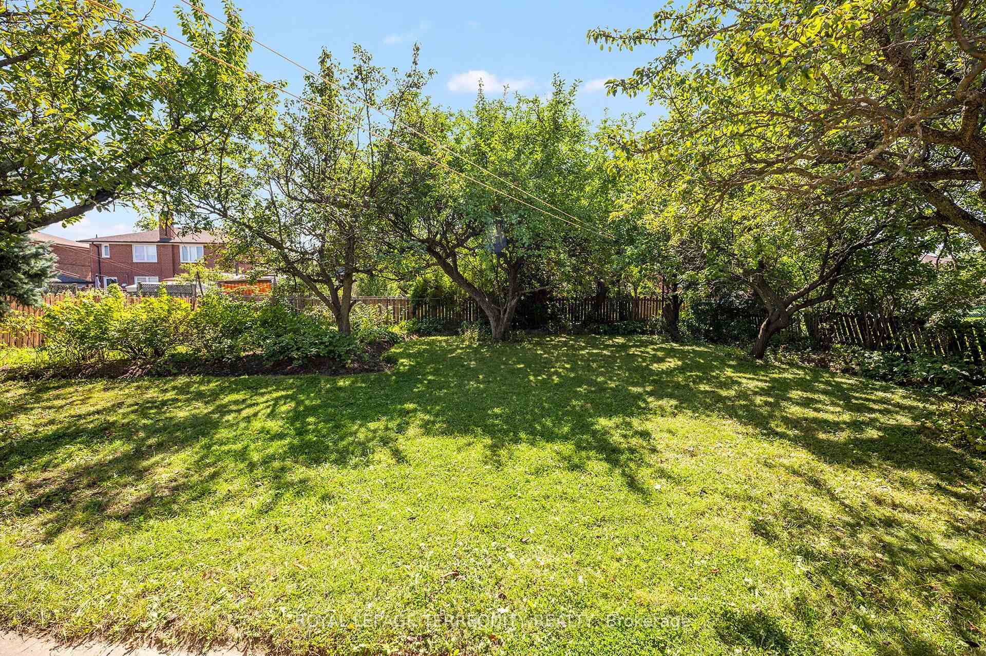 Photo 34 of 11 Picton Crescent, North York, Downsview-Roding-CFB — HOMEH