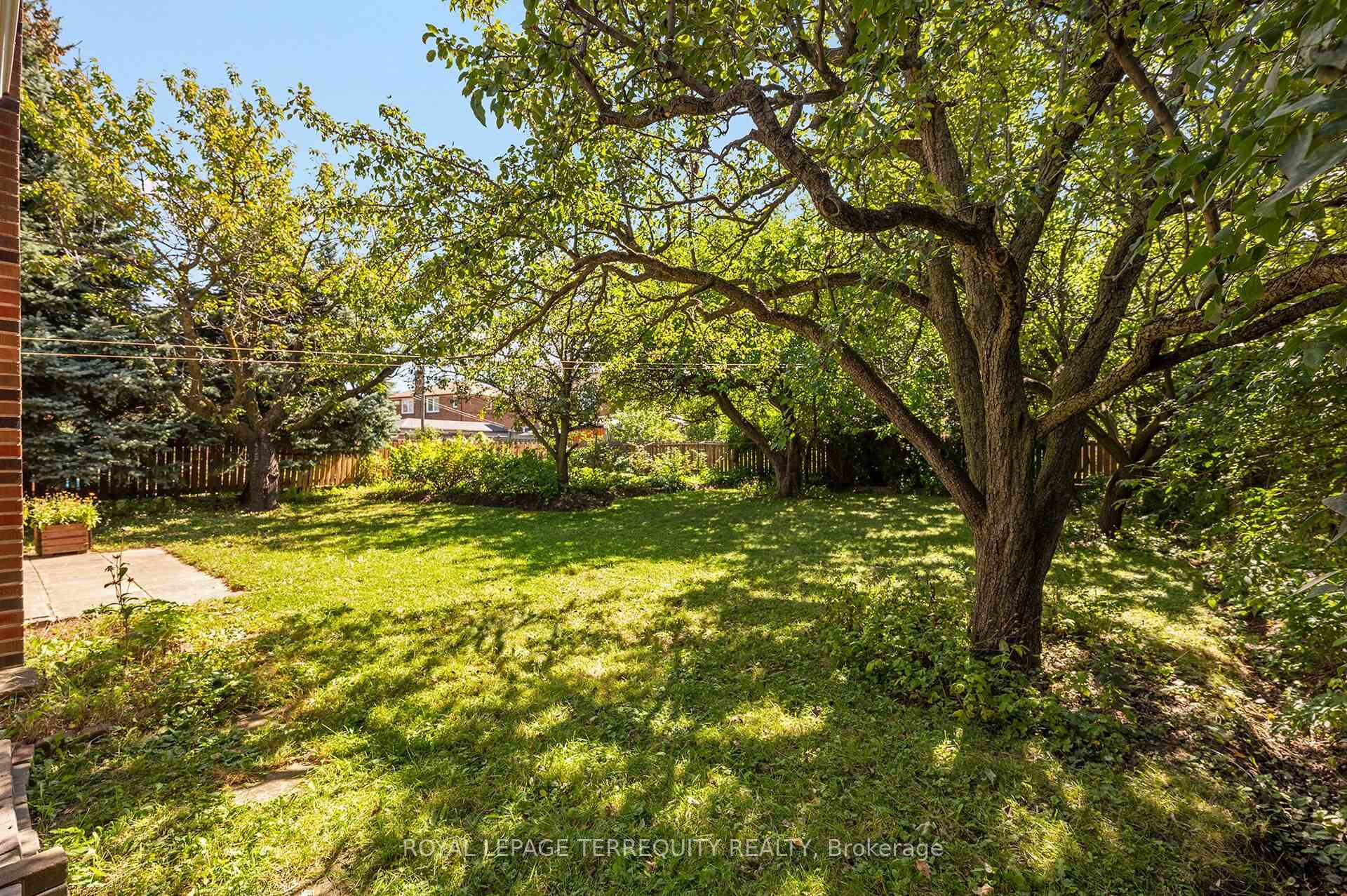 Photo 35 of 11 Picton Crescent, North York, Downsview-Roding-CFB — HOMEH