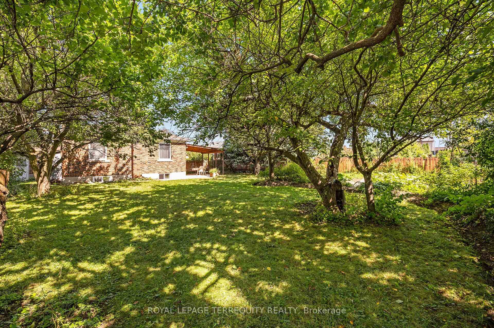 Photo 36 of 11 Picton Crescent, North York, Downsview-Roding-CFB — HOMEH