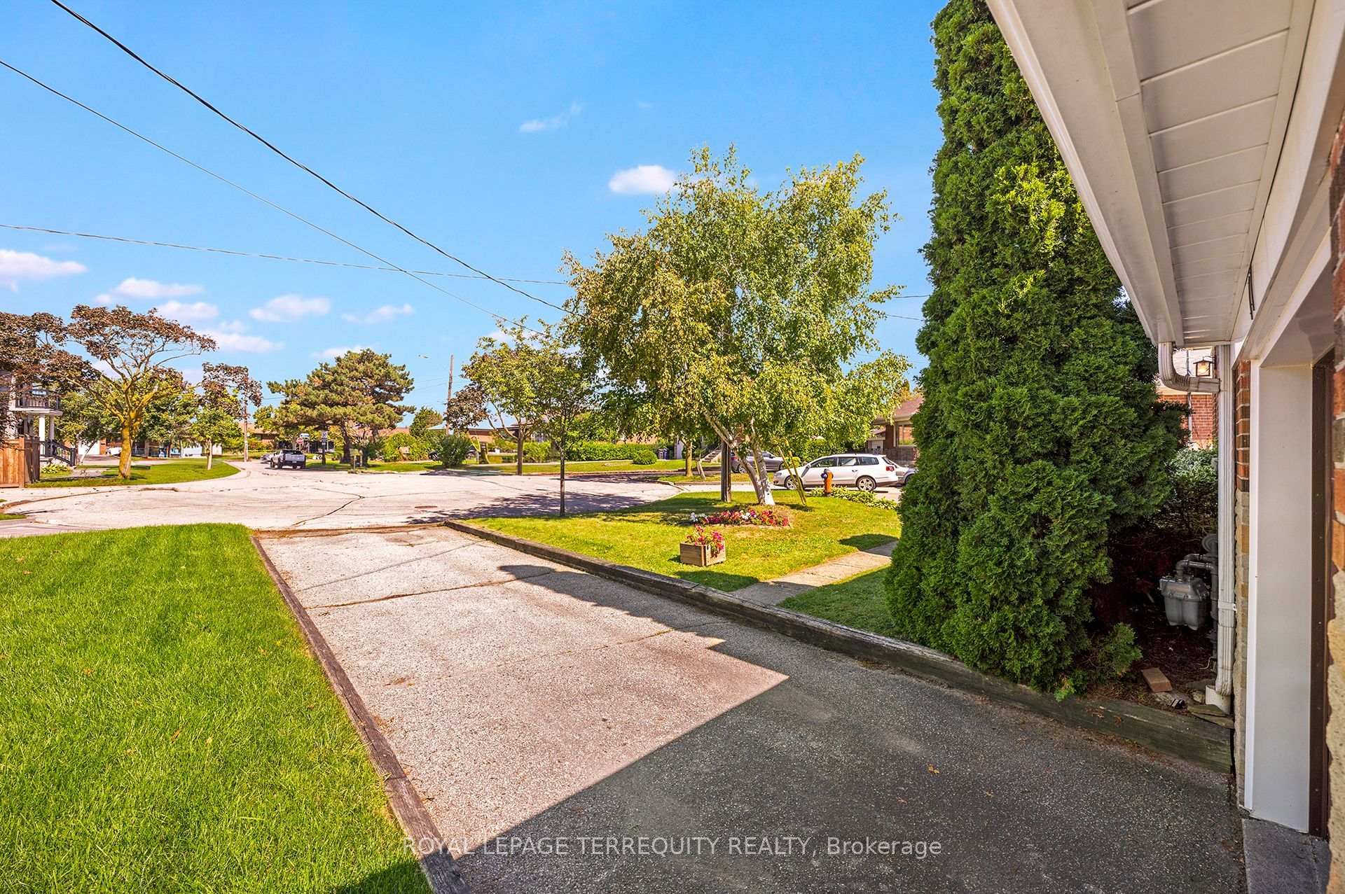 Photo 38 of 11 Picton Crescent, North York, Downsview-Roding-CFB — HOMEH