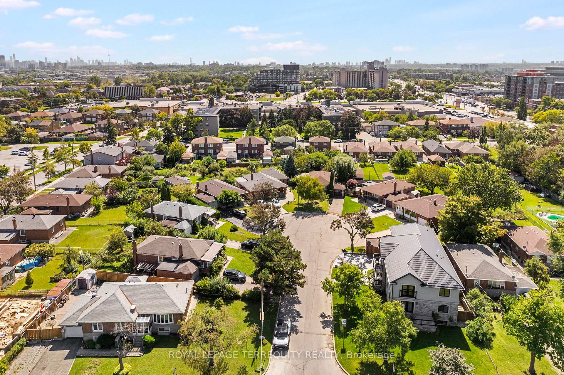 Photo 39 of 11 Picton Crescent, North York, Downsview-Roding-CFB — HOMEH