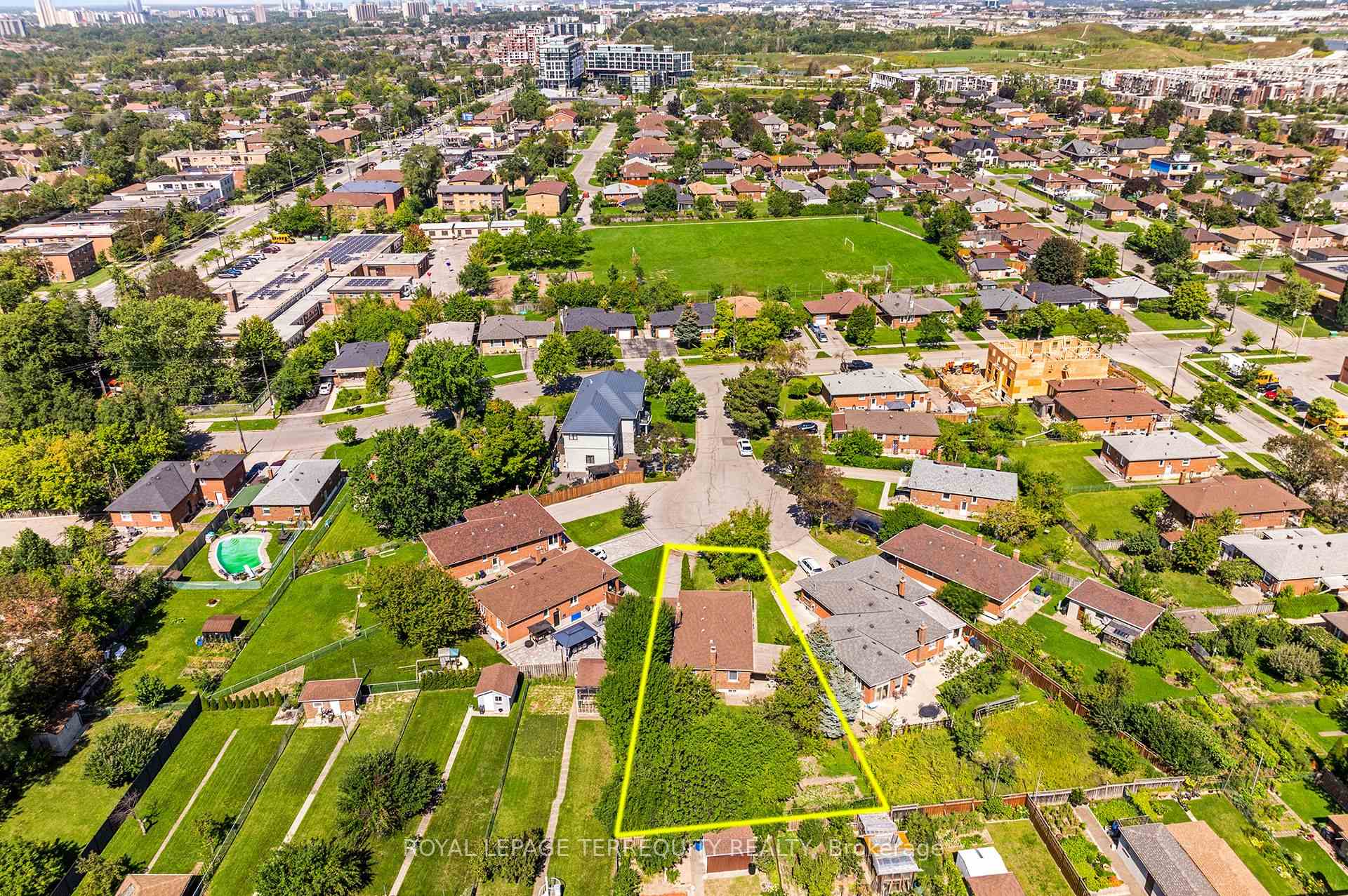 Photo 40 of 11 Picton Crescent, North York, Downsview-Roding-CFB — HOMEH