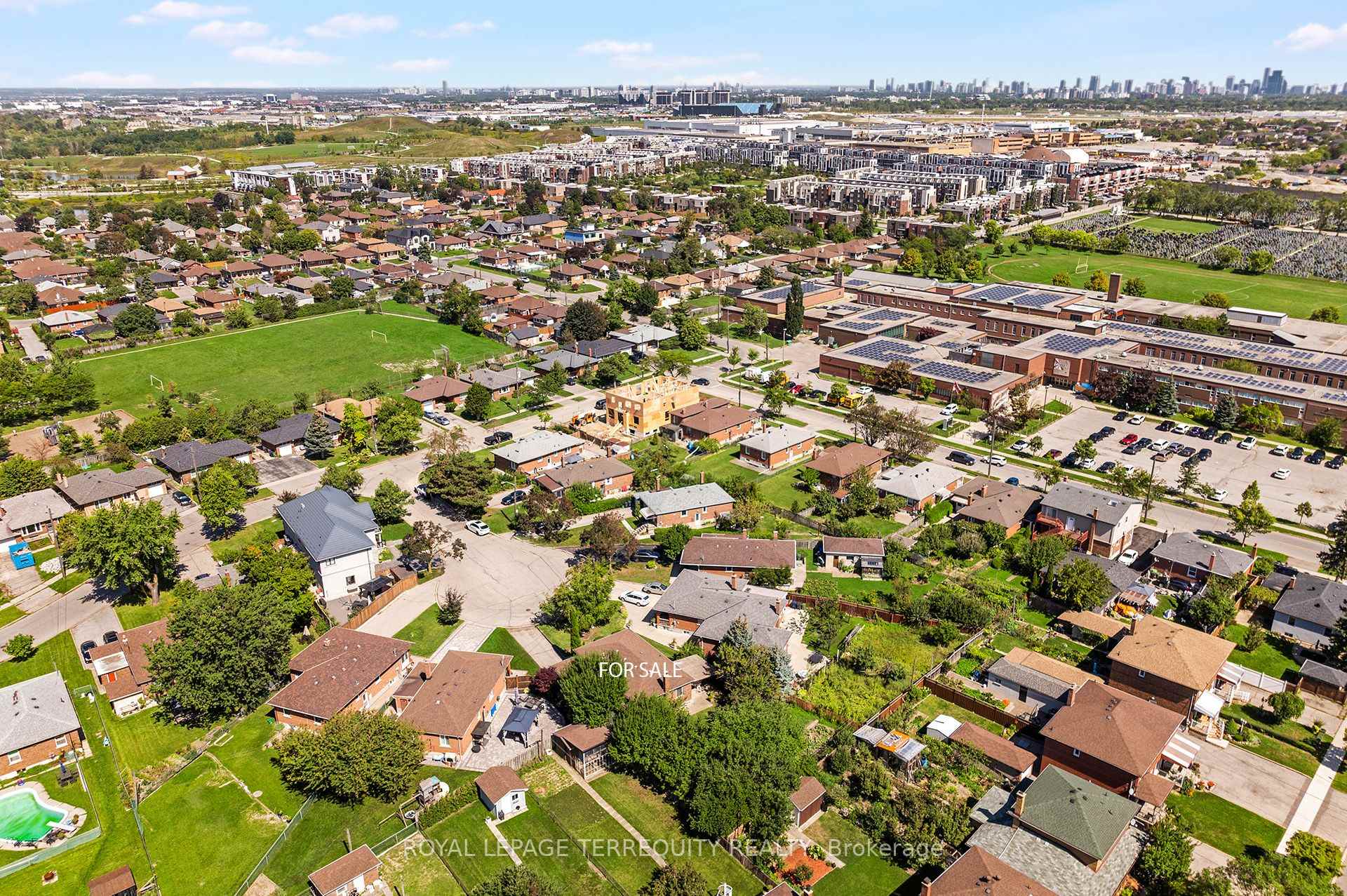 Photo 41 of 11 Picton Crescent, North York, Downsview-Roding-CFB — HOMEH