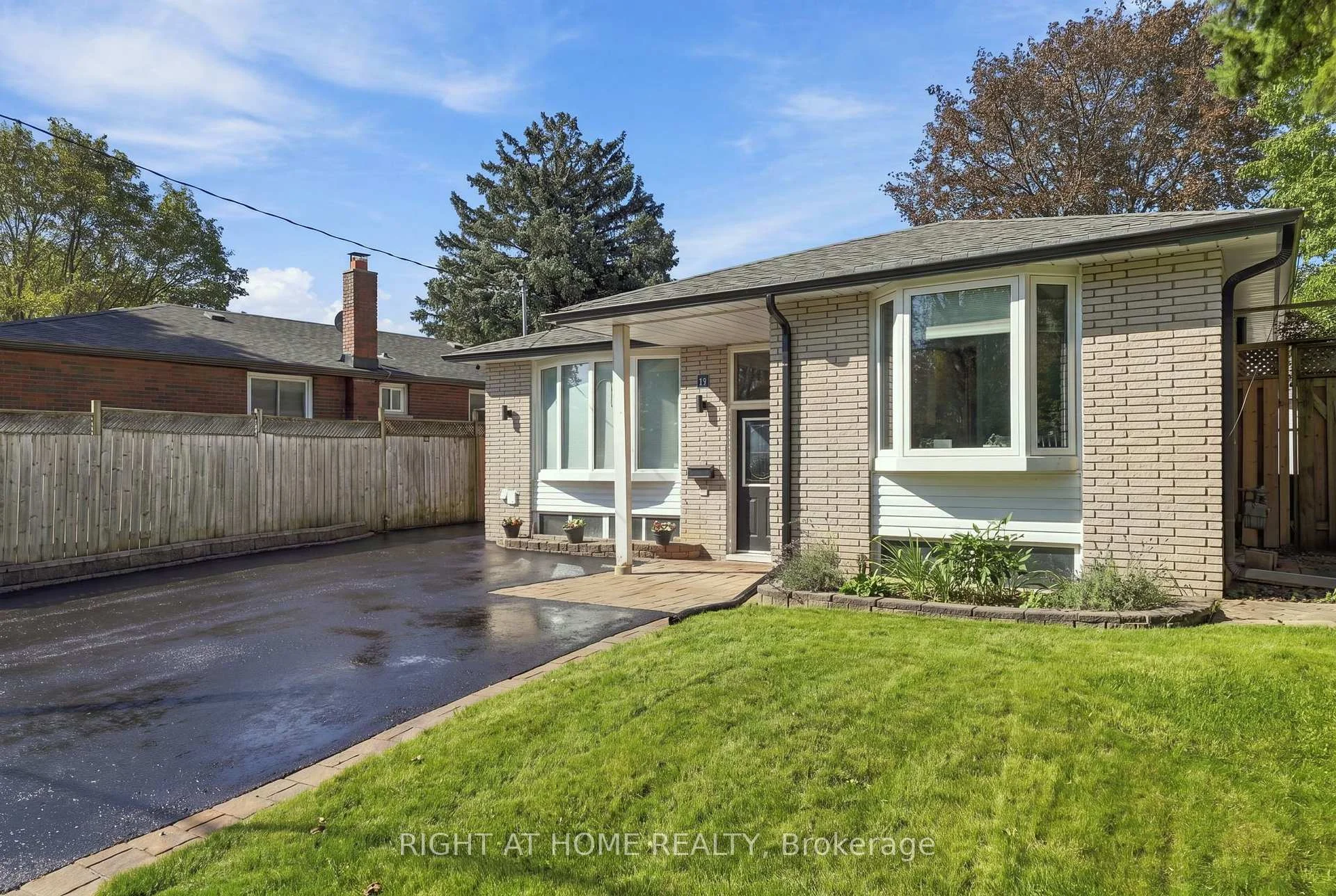 Photo 4 of 14 Cole Avenue, Clarington, Bowmanville — HOMEH