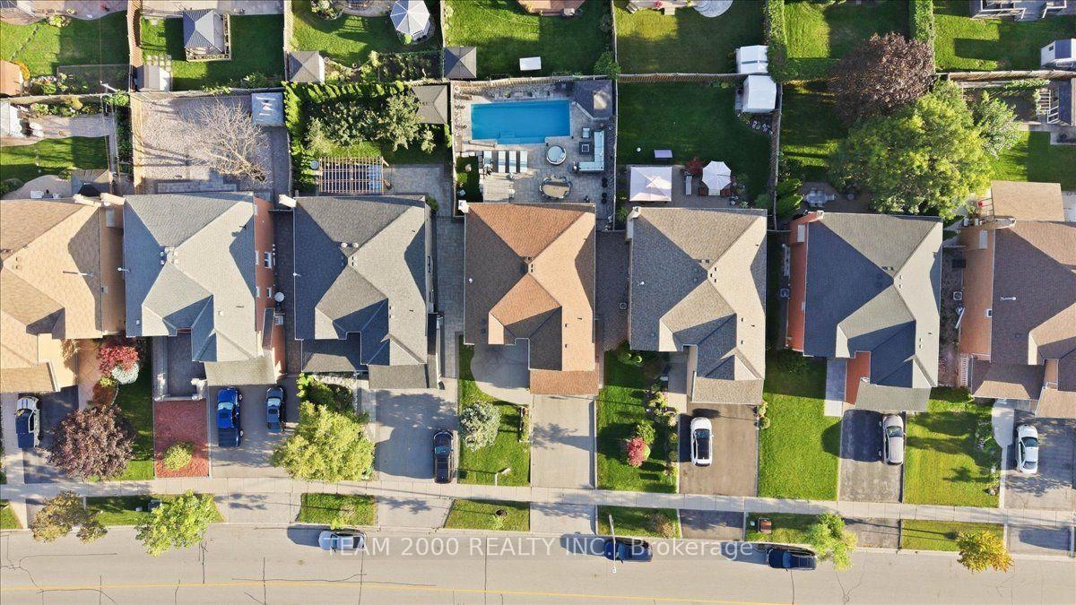 Photo 6 of 211 Avro Road, Vaughan, Maple — HOMEH