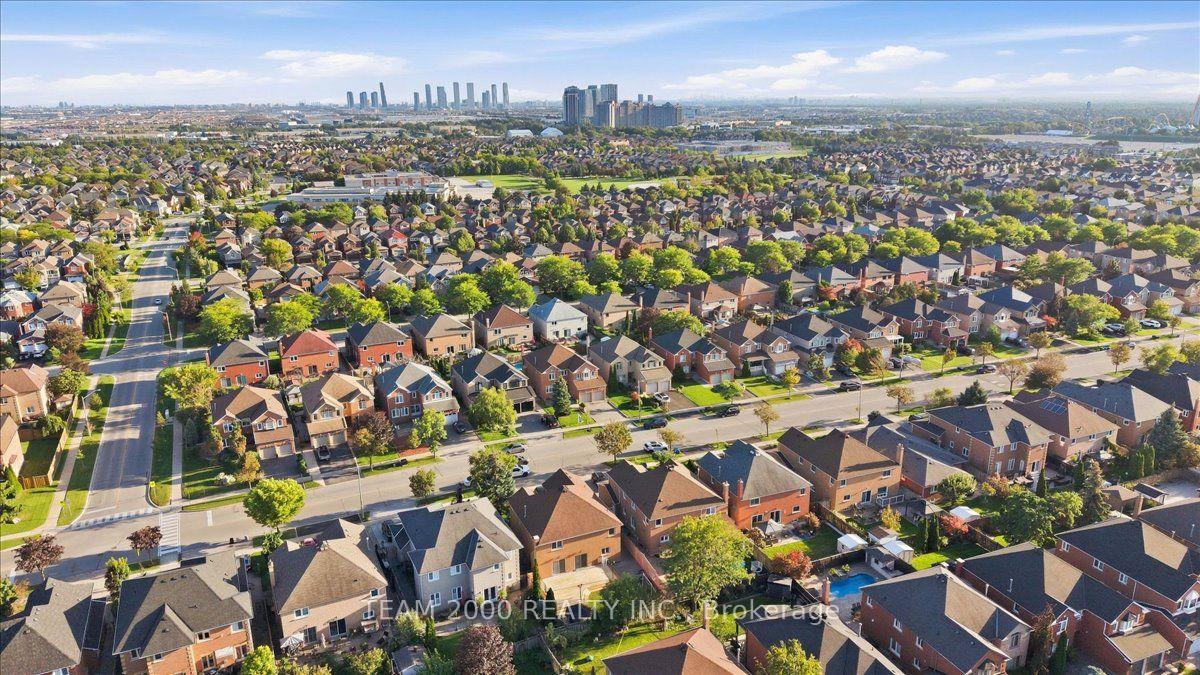Photo 77 of 211 Avro Road, Vaughan, Maple — HOMEH