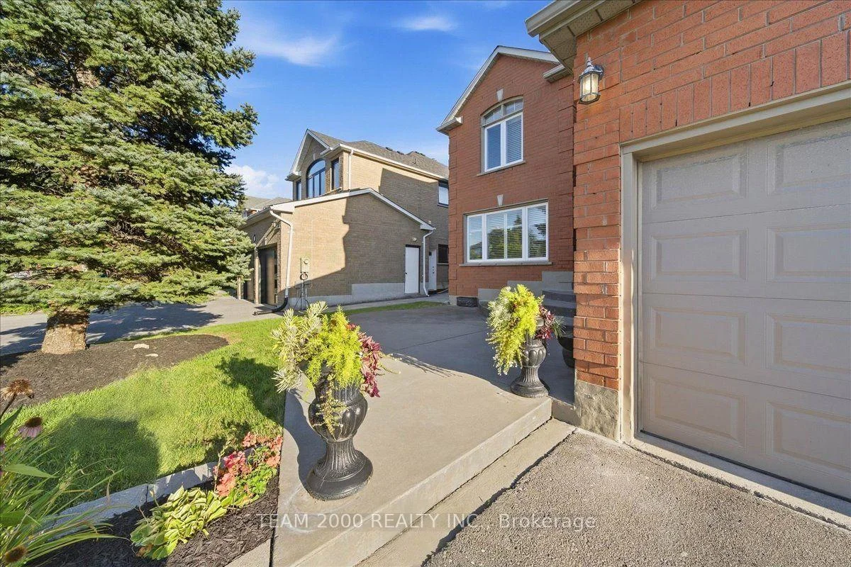 Photo 11 of 211 Avro Road, Vaughan, Maple — HOMEH
