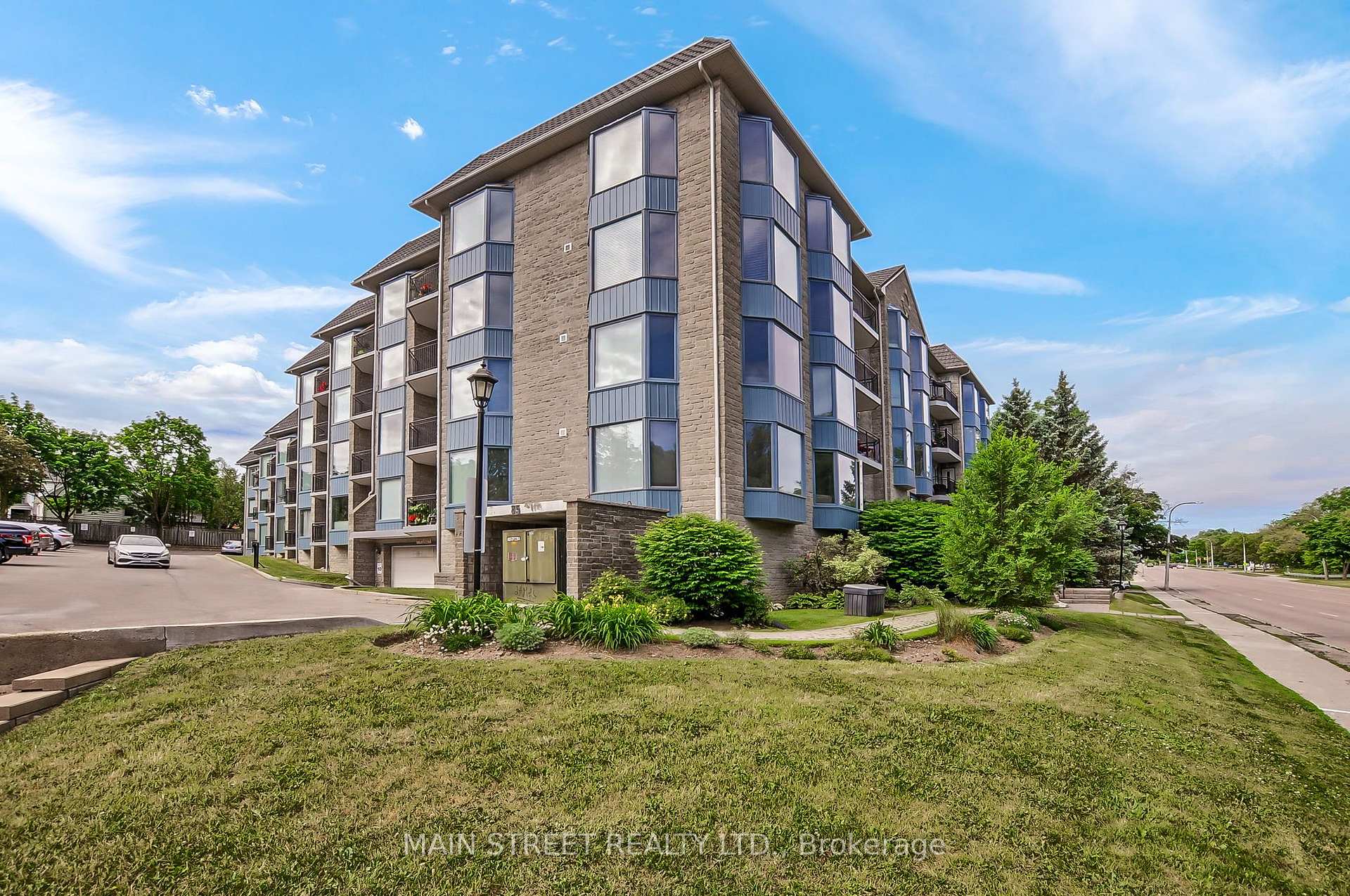 Photo 2 of Unit 306, 85 Wellington Street W, Aurora, Aurora Village — HOMEH