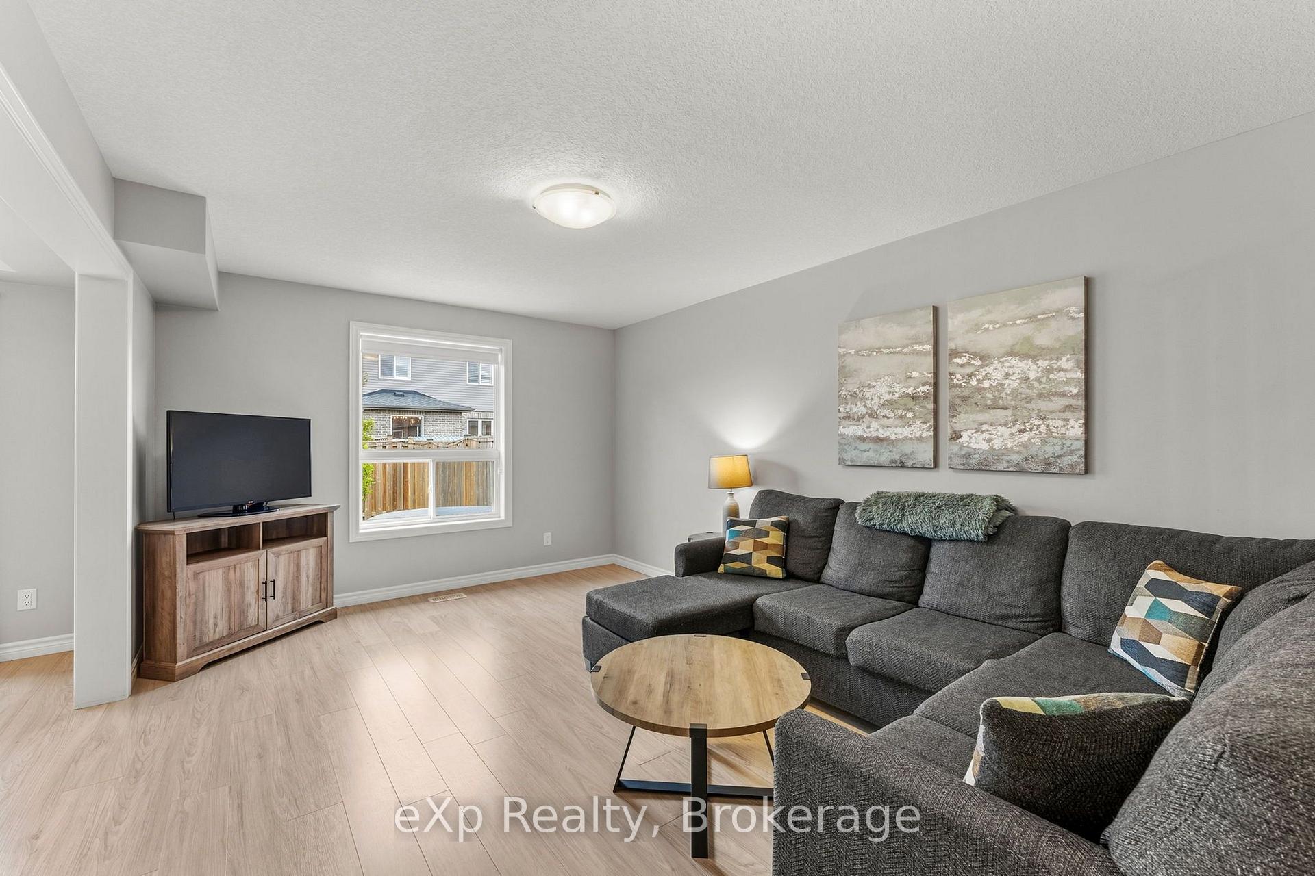 Photo 3 of 27 Robertson Drive, Stratford — HOMEH