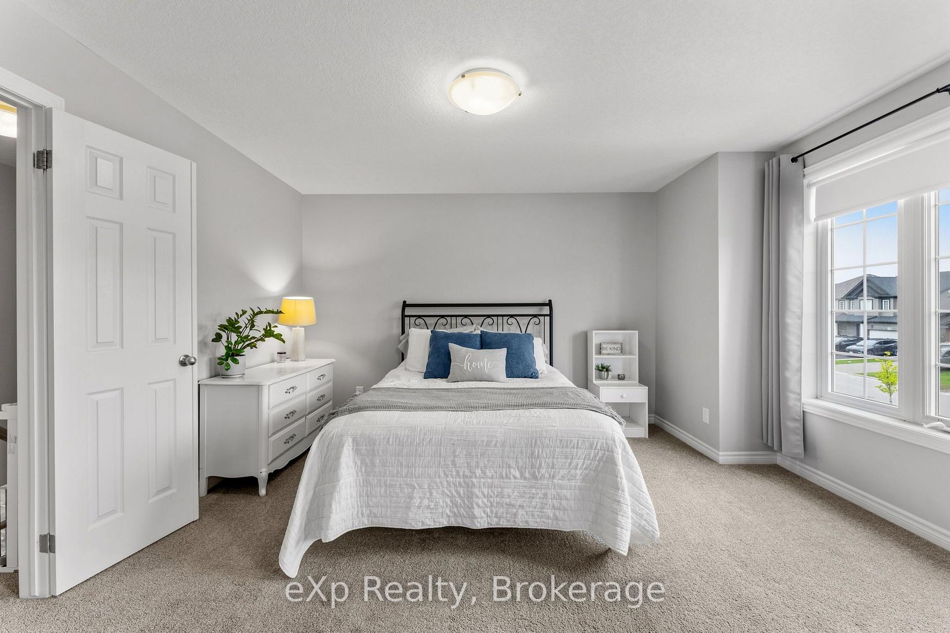 Photo 4 of 27 Robertson Drive, Stratford — HOMEH