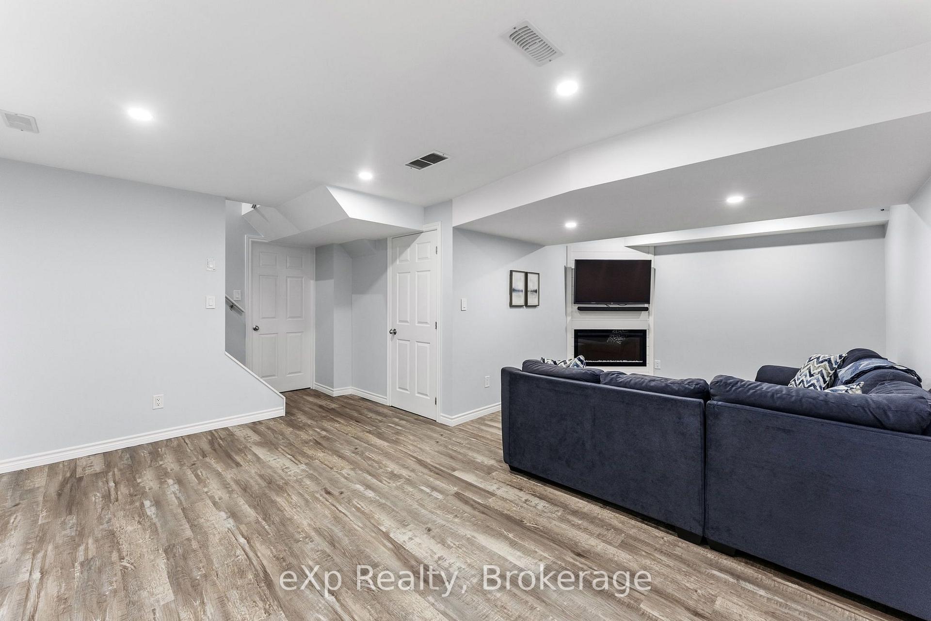 Photo 5 of 27 Robertson Drive, Stratford — HOMEH