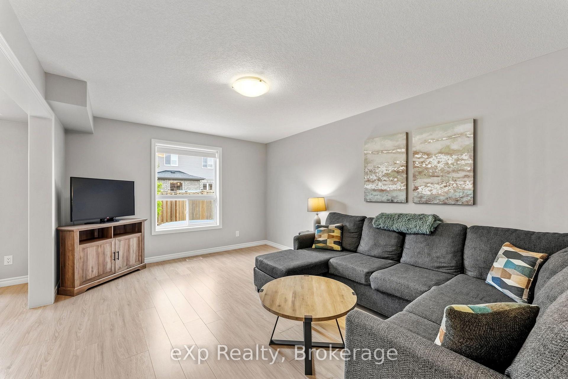 Photo 19 of 27 Robertson Drive, Stratford — HOMEH