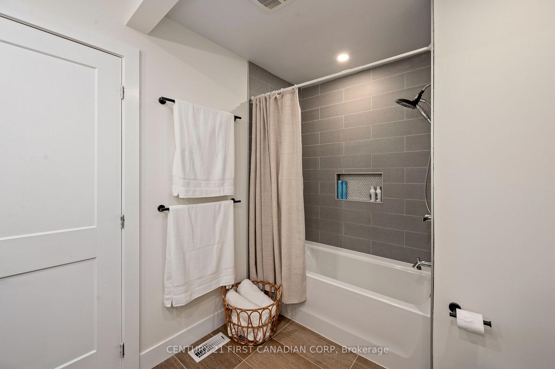 Photo 22 of 47 Brixham Road, London, South M — HOMEH