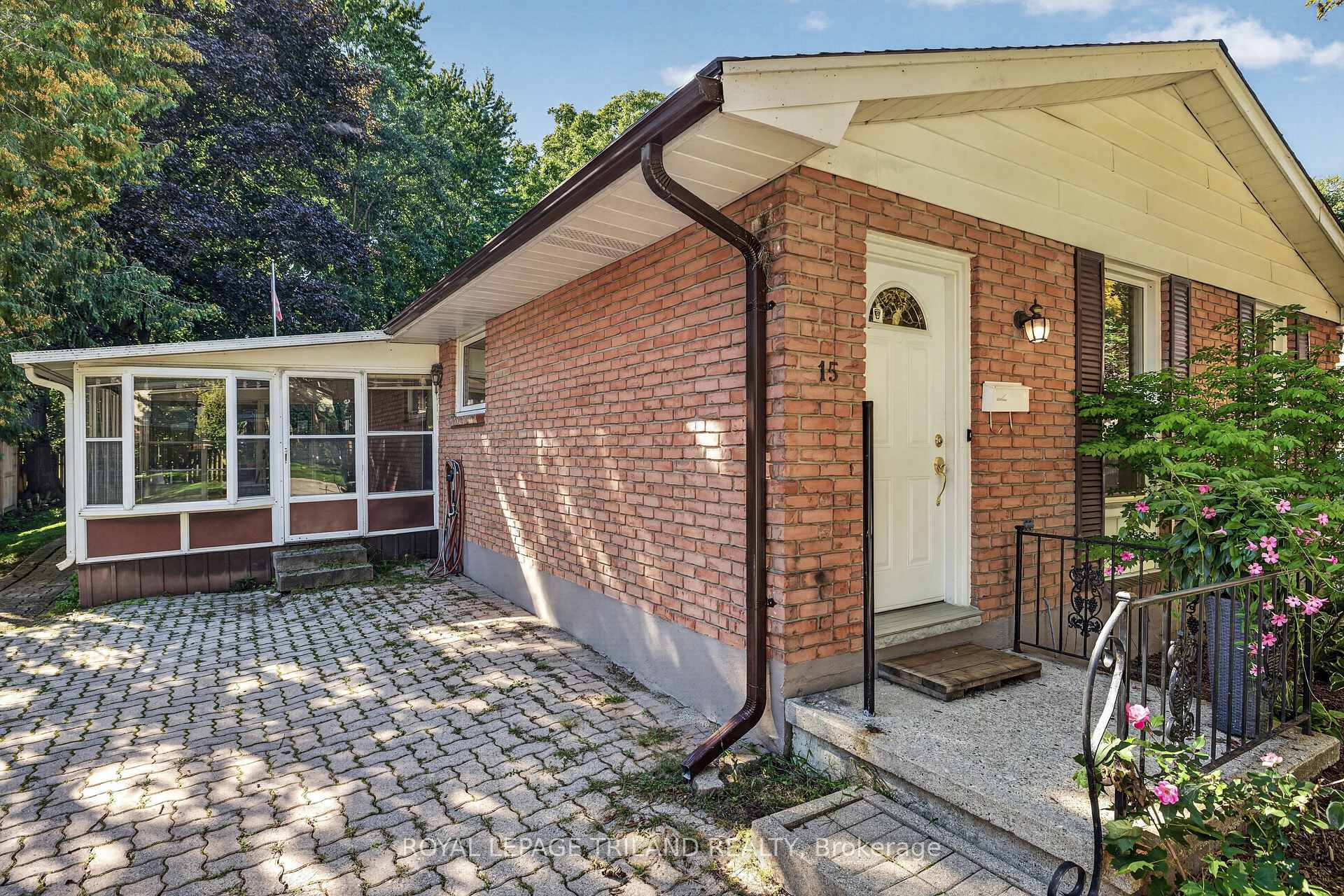 Photo 3 of 15 Carmen Crescent, London, North H — HOMEH
