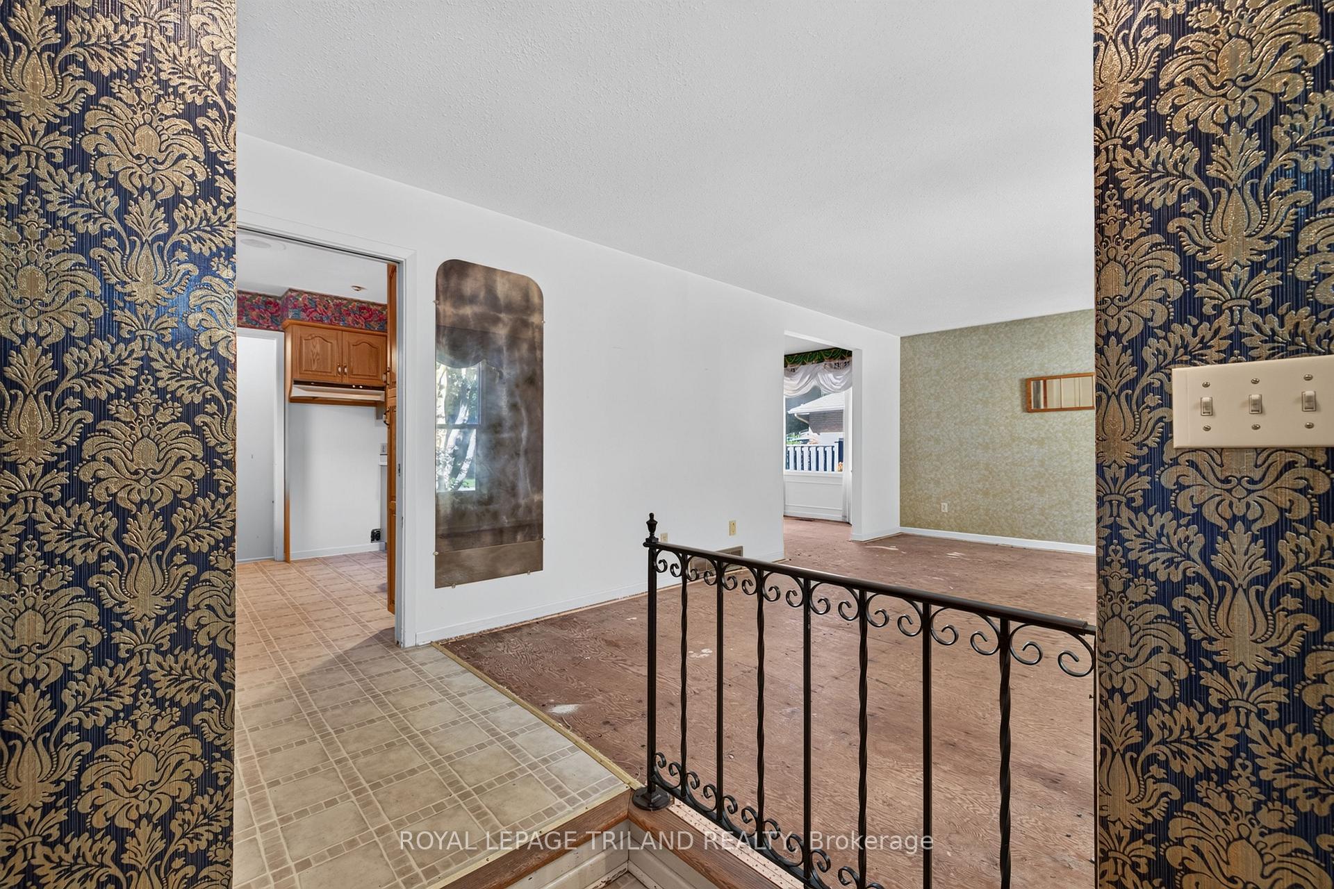 Photo 4 of 15 Carmen Crescent, London, North H — HOMEH