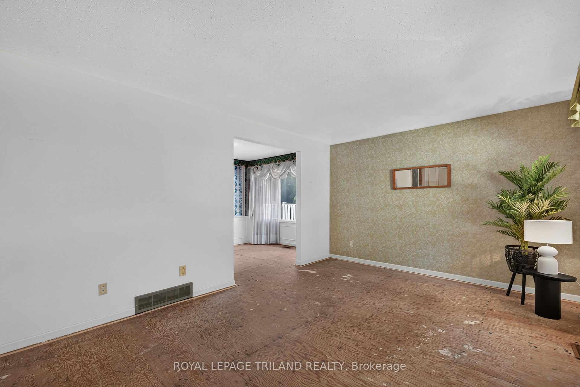 Photo 6 of 15 Carmen Crescent, London, North H — HOMEH