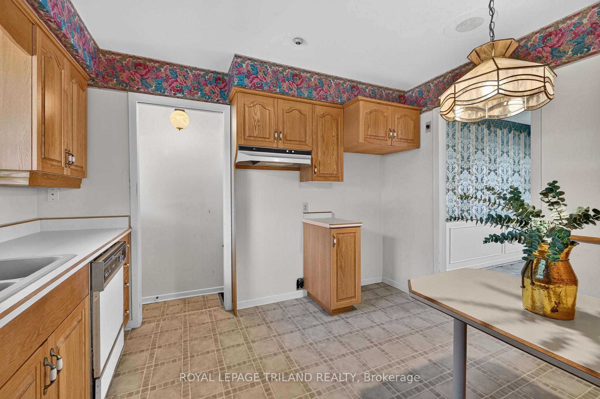 Photo 14 of 15 Carmen Crescent, London, North H — HOMEH
