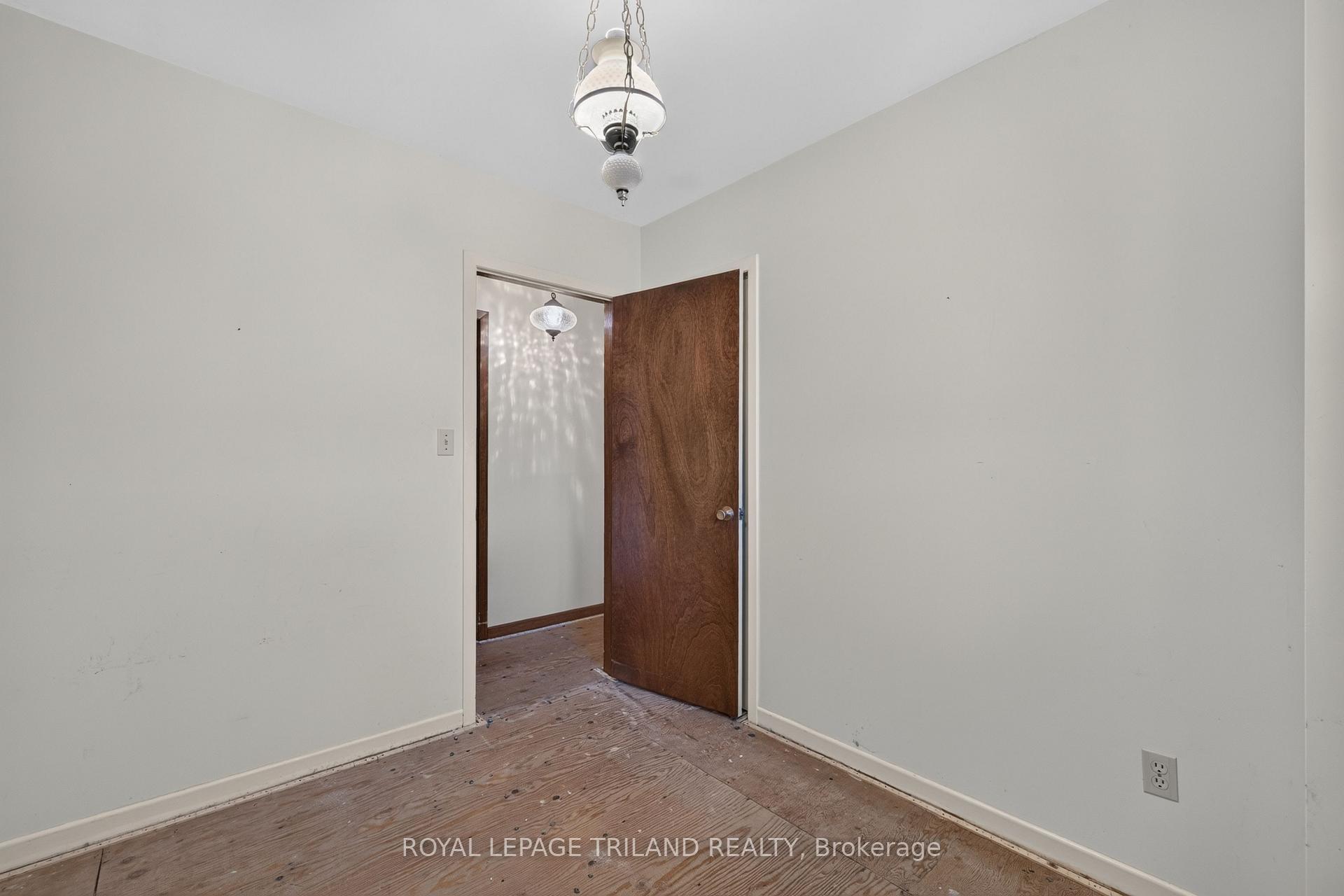 Photo 15 of 15 Carmen Crescent, London, North H — HOMEH